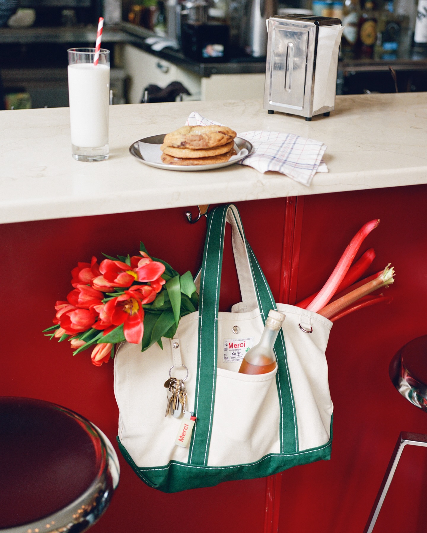 요즘 프렌치백?!🇫🇷메르시 토트백
메르시 에코백 말고, 다른 실용성과 파리지엔 무드🤍💚준비해

국내에서 에코백으로 유명한 메르시, 토트백이 요즘 핫합니다.

메르시 ‘캔버스 캔디드 쇼핑백’은 파리지엔들의 일상 속에 자연스럽게 스며듭니다. 마레 감성을 닮은 직사각 라인과 캔버스 소재가 오래도록 사랑받을 클래식한 디자인으로 완성되었습니다.

세 가지 사이즈와 폭넓은 컬러 팔레트로 취향을 담을 수 있습니다. 뉴트럴 톤부터 포인트 컬러까지, 후크와 링 디테일은 나만의 참 장식을 더해 개성 있는 스타일링이 가능합니다.

최근들어 더욱 이 가방은 토트를 넘어 라이프스타일 오브제로 자리매김 중 입니다. 파리 현지뿐 아니라 전 세계 패션 피플이 선택한 이유, 바로 ‘메르시 감성’입니다. 이미지8