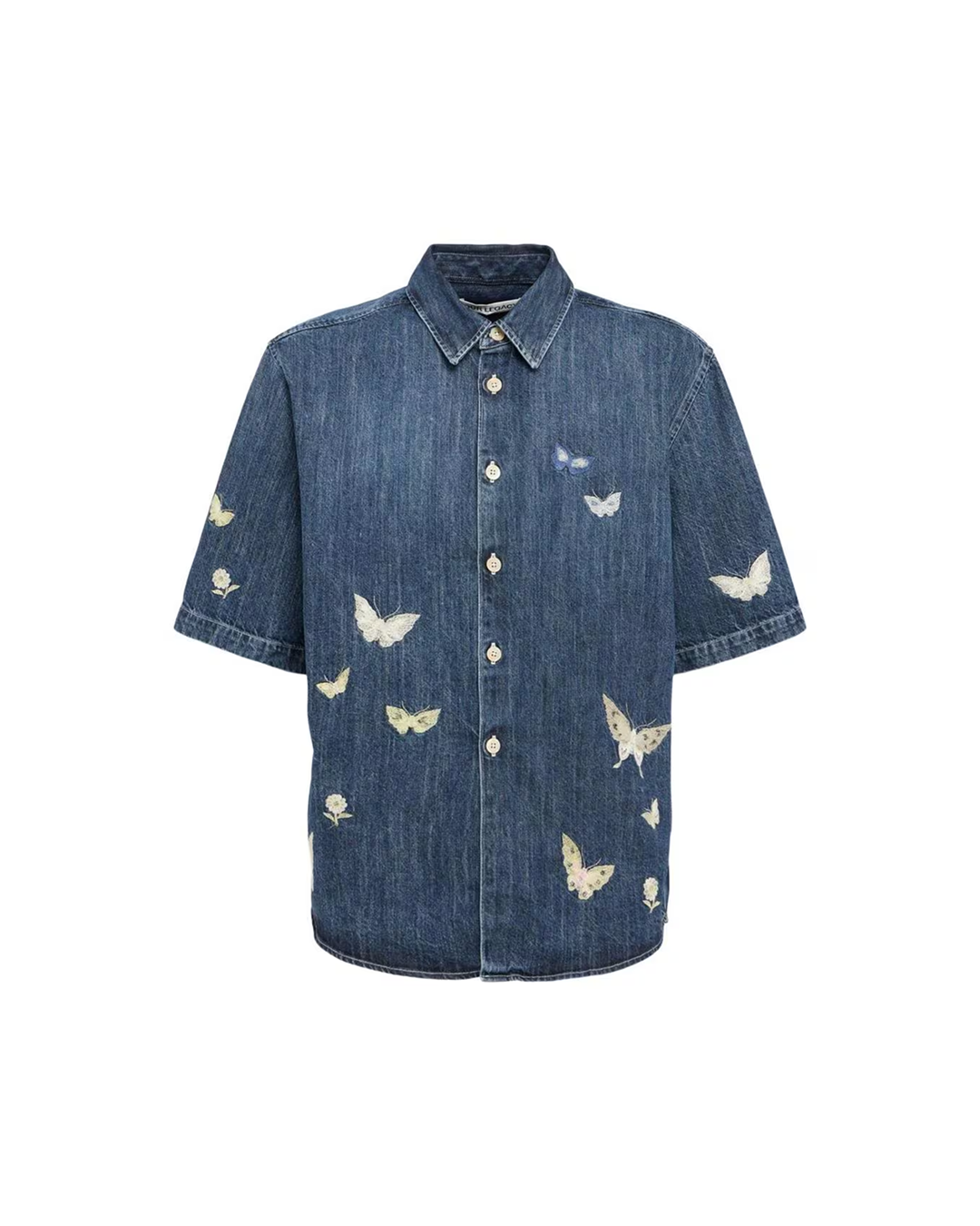 똑같은 여름 코디에 답답함을 느꼈다면
센스 있는 조합을 보여준 김남준의 룩, RM 아이템 정보 3가지👔

RM은 반팔 셔츠를 중심으로 컬러와 디테일을 활용하여, 여름 코디에 신선한 변화를 줬습니다. 지금부터 그의 아이템 3가지를 소개합니다.

1. 아워레가시 버터플라이 비욘드 반팔 셔츠
반복되는 셔츠 스타일에 지친 이들에게 추천하는 아워레가시의 데님 셔츠. 루즈한 실루엣으로 여유로운 착용감을 가지고 있으며, 웨스턴 블루 컬러에 배치된 나비 자수 디테일은 은은하면서도 고급스러운 무드를 연출합니다.

2. 47 브랜드 다저스 캡
47 브랜드의 볼캡은 겉보기엔 평범한 야구 모자처럼 보일 수 있지만, 네이비 컬러와 화이트 로고 포인트의 조합이 전체적인 룩의 무드를 정리해주며, 스타일의 균형을 잡고 완성도를 끌어올리는 역할을 합니다.

3. 아워레가시 마운트 카고 팬츠
아워레가시의 마운트 카고 팬츠는 기능성과 디자인을 모두 갖춘 아이템으로, 브랜드만의 감각적 이미지와 여유로운 핏이 돋보입니다. 특히 자연스럽게 흐르는 실루엣과 톤 다운된 그레이 컬러는 전체 스타일에 절제된 존재감을 더해줍니다. 이미지