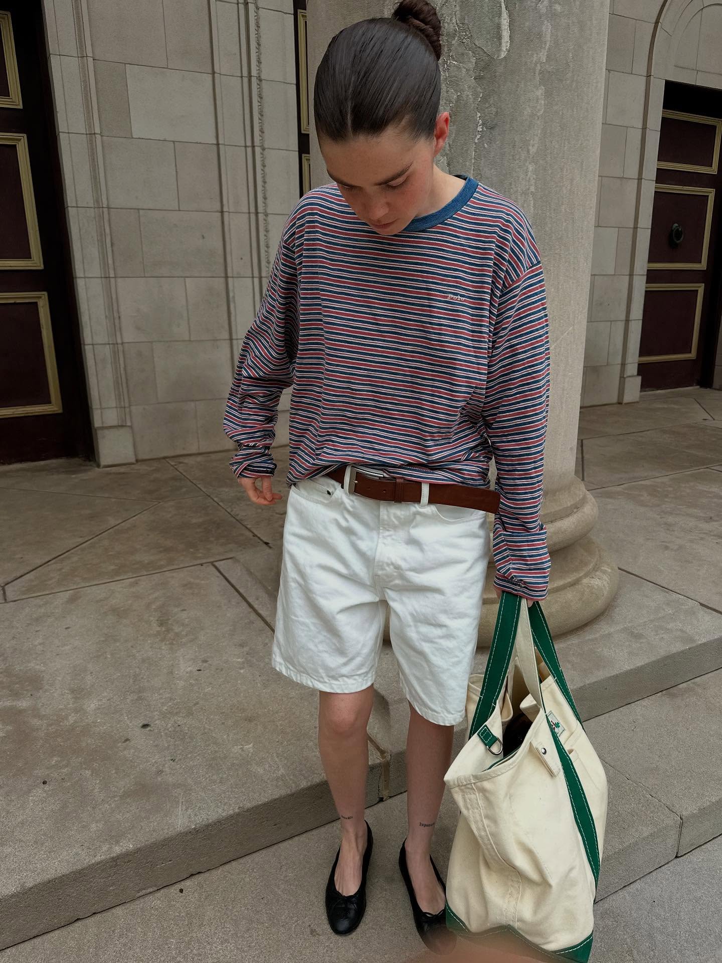 요즘 프렌치백?!🇫🇷메르시 토트백
메르시 에코백 말고, 다른 실용성과 파리지엔 무드🤍💚준비해

국내에서 에코백으로 유명한 메르시, 토트백이 요즘 핫합니다.

메르시 ‘캔버스 캔디드 쇼핑백’은 파리지엔들의 일상 속에 자연스럽게 스며듭니다. 마레 감성을 닮은 직사각 라인과 캔버스 소재가 오래도록 사랑받을 클래식한 디자인으로 완성되었습니다.

세 가지 사이즈와 폭넓은 컬러 팔레트로 취향을 담을 수 있습니다. 뉴트럴 톤부터 포인트 컬러까지, 후크와 링 디테일은 나만의 참 장식을 더해 개성 있는 스타일링이 가능합니다.

최근들어 더욱 이 가방은 토트를 넘어 라이프스타일 오브제로 자리매김 중 입니다. 파리 현지뿐 아니라 전 세계 패션 피플이 선택한 이유, 바로 ‘메르시 감성’입니다. 이미지9