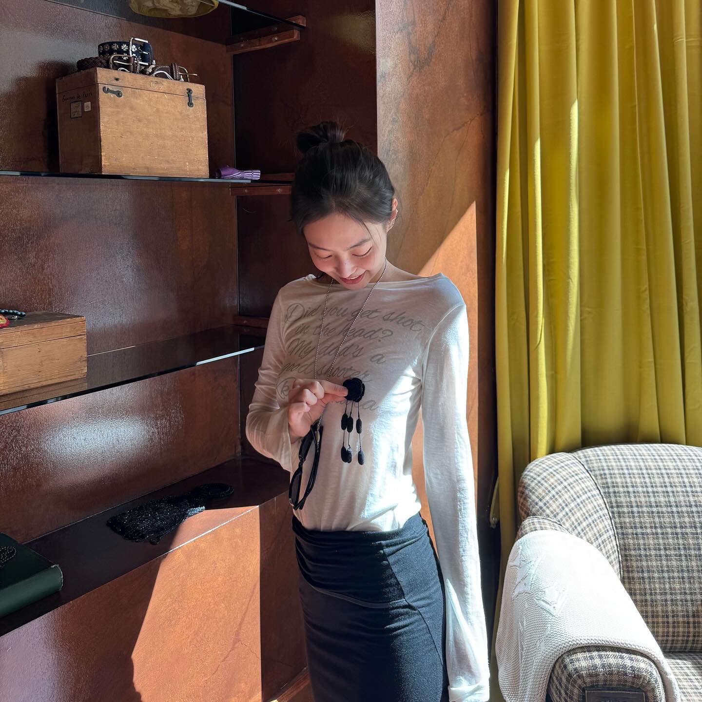 제니 파리여행🤍🖤화제의 긴팔티 레터링 시스루 긴팔티로 여행룩🇫🇷근데 티셔츠 5만 원대라고??  제니가 시스루 톱과 플레어 팬츠로 파리 여행룩을 완성했습니다.  1. 길라 아카이브 레터링 시스루 롱슬리브, 5만 원대 제니는 길라 아카이브의 화이트 레터링 시스루 롱슬리브에 슬림핏 플레어 팬츠를 매치해 파리의 여유로운 감성을 표현했습니다. 은은한 비침과 가벼운 소재가 편안함과 세련된 실루엣을 완성합니다. 이미지