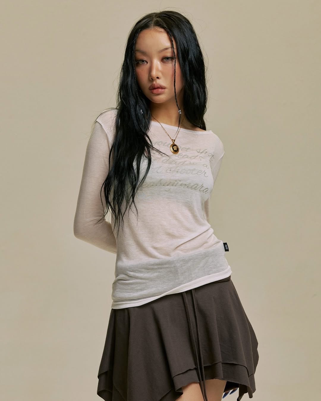 제니 파리여행🤍🖤화제의 긴팔티
레터링 시스루 긴팔티로 여행룩🇫🇷근데 티셔츠 5만 원대라고??
제니가 시스루 톱과 플레어 팬츠로 파리 여행룩을 완성했습니다.
1. 길라 아카이브 레터링 시스루 롱슬리브, 5만 원대
제니는 길라 아카이브의 화이트 레터링 시스루 롱슬리브에 슬림핏 플레어 팬츠를 매치해 파리의 여유로운 감성을 표현했습니다. 은은한 비침과 가벼운 소재가 편안함과 세련된 실루엣을 완성합니다. 이미지10