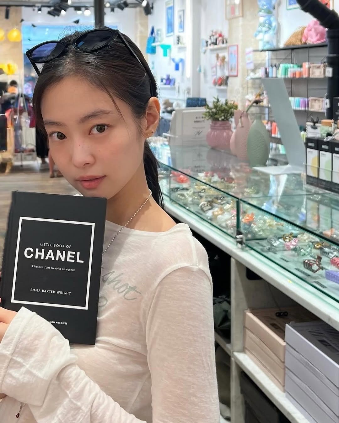 제니 파리여행🤍🖤화제의 긴팔티
레터링 시스루 긴팔티로 여행룩🇫🇷근데 티셔츠 5만 원대라고??
제니가 시스루 톱과 플레어 팬츠로 파리 여행룩을 완성했습니다.
1. 길라 아카이브 레터링 시스루 롱슬리브, 5만 원대
제니는 길라 아카이브의 화이트 레터링 시스루 롱슬리브에 슬림핏 플레어 팬츠를 매치해 파리의 여유로운 감성을 표현했습니다. 은은한 비침과 가벼운 소재가 편안함과 세련된 실루엣을 완성합니다. 이미지8