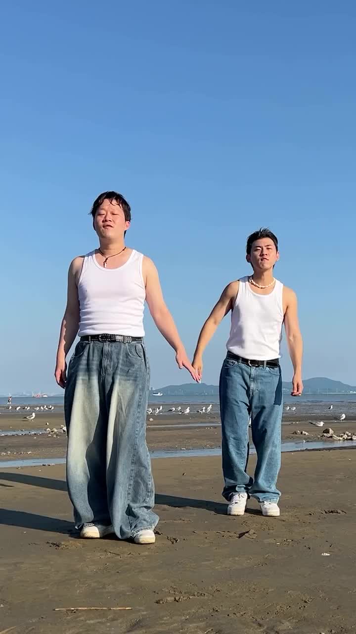 재형 x 민수,⁠
그 시절 감성 제대로 살린 댄스 풀버전 직캠 📹⁠
⁠
유튜브와 SNS에서 큰 인기를 모으고 있는 피식대학의 재형과 민수가 플라이 투 더 스카이의 명곡 ‘Sea of Love’를 완벽하게 재현한 커버 뮤직비디오로 화제를 모으고 있습니다. 이번에는 그 감성을 더욱 살린 댄스 풀버전 세로 직캠을 선보이며 팬들의 뜨거운 반응을 얻고 있는데요. 여름 바다의 향기가 느껴지는 분위기 속에서 두 사람의 자연스러운 연기와 퍼포먼스가 돋보입니다.⁠
⁠
특히 주목할 점은 이들의 아이템 활용법입니다. 흰 민소매와 와이드 청바지의 조합으로 당시의 패션 감성까지 완벽하게 재현했는데요. 이번 영상을 통해 그 시절 스타일을 참고해 보는 것도 좋은 아이디어입니다.⁠ 이미지