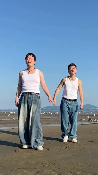 재형 x 민수, 그 시절 감성 제대로 살린 댄스 풀버전 직캠 📹 유튜브와 SNS에서 큰 인기를 모으고 있는 피식대학의 재형과 민수가 플라이 투 더 스카이의 명곡 ‘Sea of Love’를 완벽하게 재현한 커버 뮤직비디오로 화제를 모으고 있습니다. 이번에는 그 감성을 더욱 살린 댄스 풀버전 세로 직캠을 선보이며 팬들의 뜨거운 반응을 얻고 있는데요. 여름 바다의 향기가 느껴지는 분위기 속에서 두 사람의 자연스러운 연기와 퍼포먼스가 돋보입니다. 특히 주목할 점은 이들의 아이템 활용법입니다. 흰 민소매와 와이드 청바지의 조합으로 당시의 패션 감성까지 완벽하게 재현했는데요. 이번 영상을 통해 그 시절 스타일을 참고해 보는 것도 좋은 아이디어입니다. 이미지