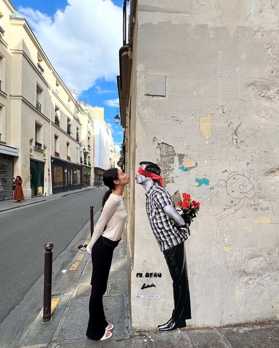 제니 파리여행🤍🖤화제의 긴팔티
레터링 시스루 긴팔티로 여행룩🇫🇷근데 티셔츠 5만 원대라고??
제니가 시스루 톱과 플레어 팬츠로 파리 여행룩을 완성했습니다.
1. 길라 아카이브 레터링 시스루 롱슬리브, 5만 원대
제니는 길라 아카이브의 화이트 레터링 시스루 롱슬리브에 슬림핏 플레어 팬츠를 매치해 파리의 여유로운 감성을 표현했습니다. 은은한 비침과 가벼운 소재가 편안함과 세련된 실루엣을 완성합니다. 이미지5