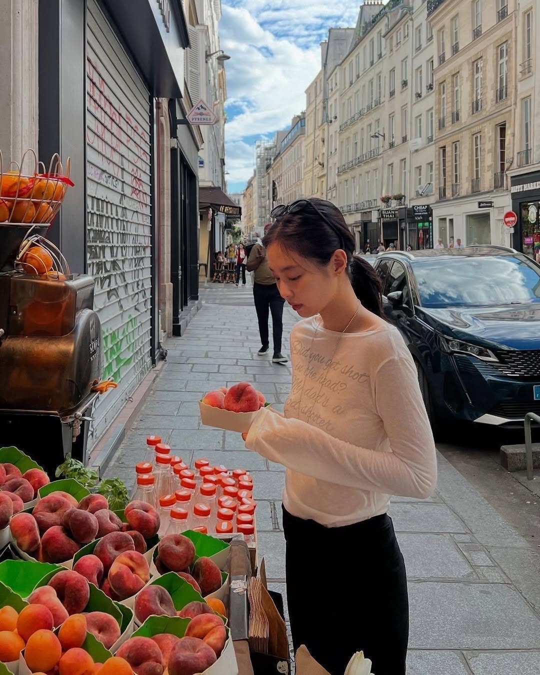 제니 파리여행🤍🖤화제의 긴팔티
레터링 시스루 긴팔티로 여행룩🇫🇷근데 티셔츠 5만 원대라고??
제니가 시스루 톱과 플레어 팬츠로 파리 여행룩을 완성했습니다.
1. 길라 아카이브 레터링 시스루 롱슬리브, 5만 원대
제니는 길라 아카이브의 화이트 레터링 시스루 롱슬리브에 슬림핏 플레어 팬츠를 매치해 파리의 여유로운 감성을 표현했습니다. 은은한 비침과 가벼운 소재가 편안함과 세련된 실루엣을 완성합니다. 이미지2