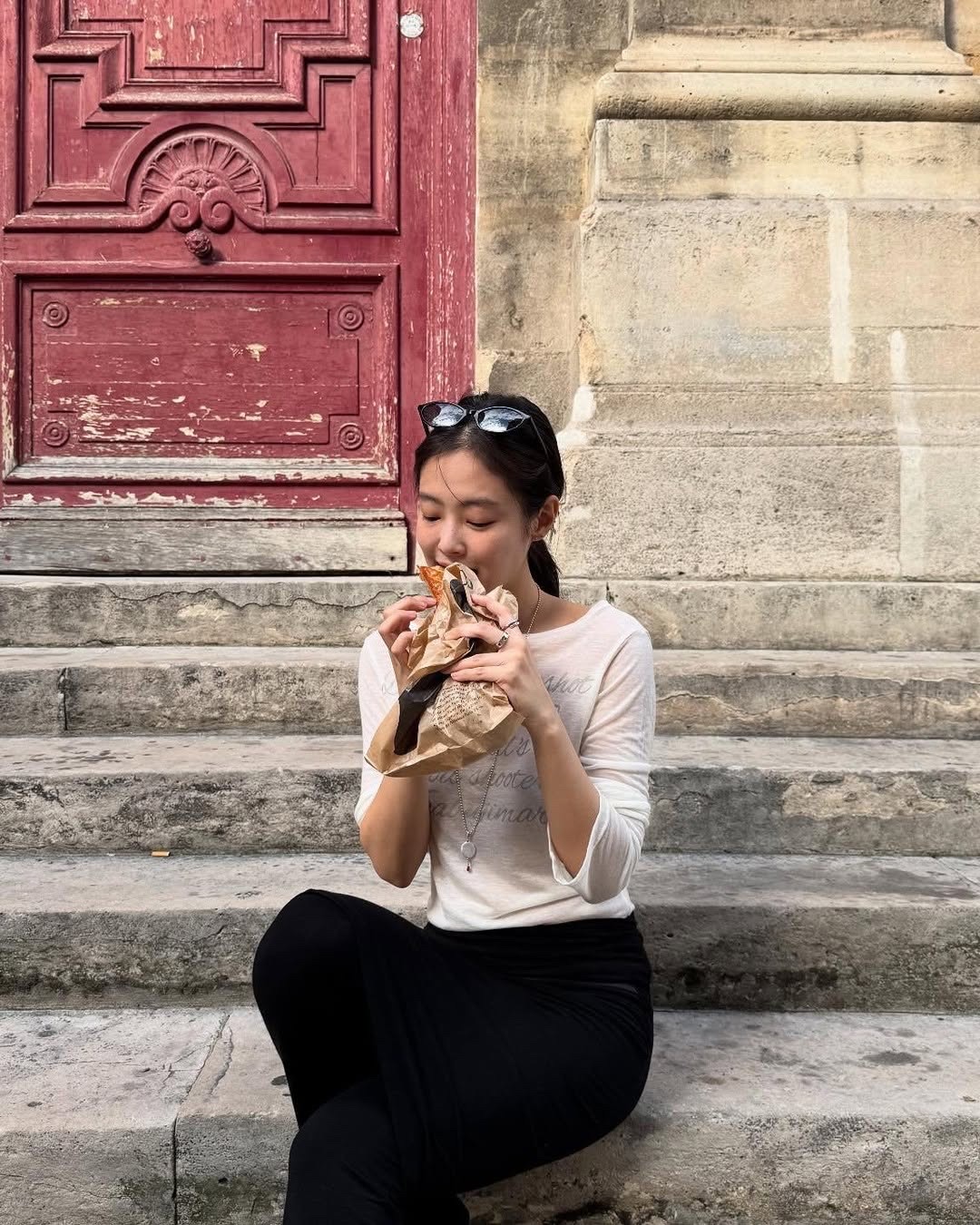 제니 파리여행🤍🖤화제의 긴팔티
레터링 시스루 긴팔티로 여행룩🇫🇷근데 티셔츠 5만 원대라고??
제니가 시스루 톱과 플레어 팬츠로 파리 여행룩을 완성했습니다.
1. 길라 아카이브 레터링 시스루 롱슬리브, 5만 원대
제니는 길라 아카이브의 화이트 레터링 시스루 롱슬리브에 슬림핏 플레어 팬츠를 매치해 파리의 여유로운 감성을 표현했습니다. 은은한 비침과 가벼운 소재가 편안함과 세련된 실루엣을 완성합니다. 이미지7