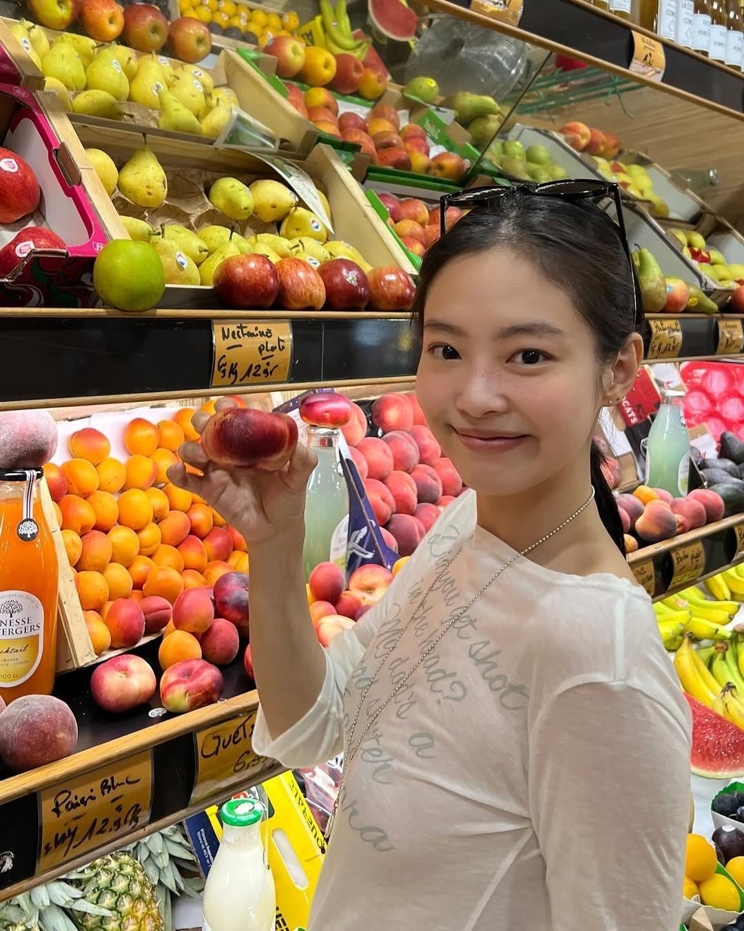 제니 파리여행🤍🖤화제의 긴팔티
레터링 시스루 긴팔티로 여행룩🇫🇷근데 티셔츠 5만 원대라고??
제니가 시스루 톱과 플레어 팬츠로 파리 여행룩을 완성했습니다.
1. 길라 아카이브 레터링 시스루 롱슬리브, 5만 원대
제니는 길라 아카이브의 화이트 레터링 시스루 롱슬리브에 슬림핏 플레어 팬츠를 매치해 파리의 여유로운 감성을 표현했습니다. 은은한 비침과 가벼운 소재가 편안함과 세련된 실루엣을 완성합니다. 이미지6