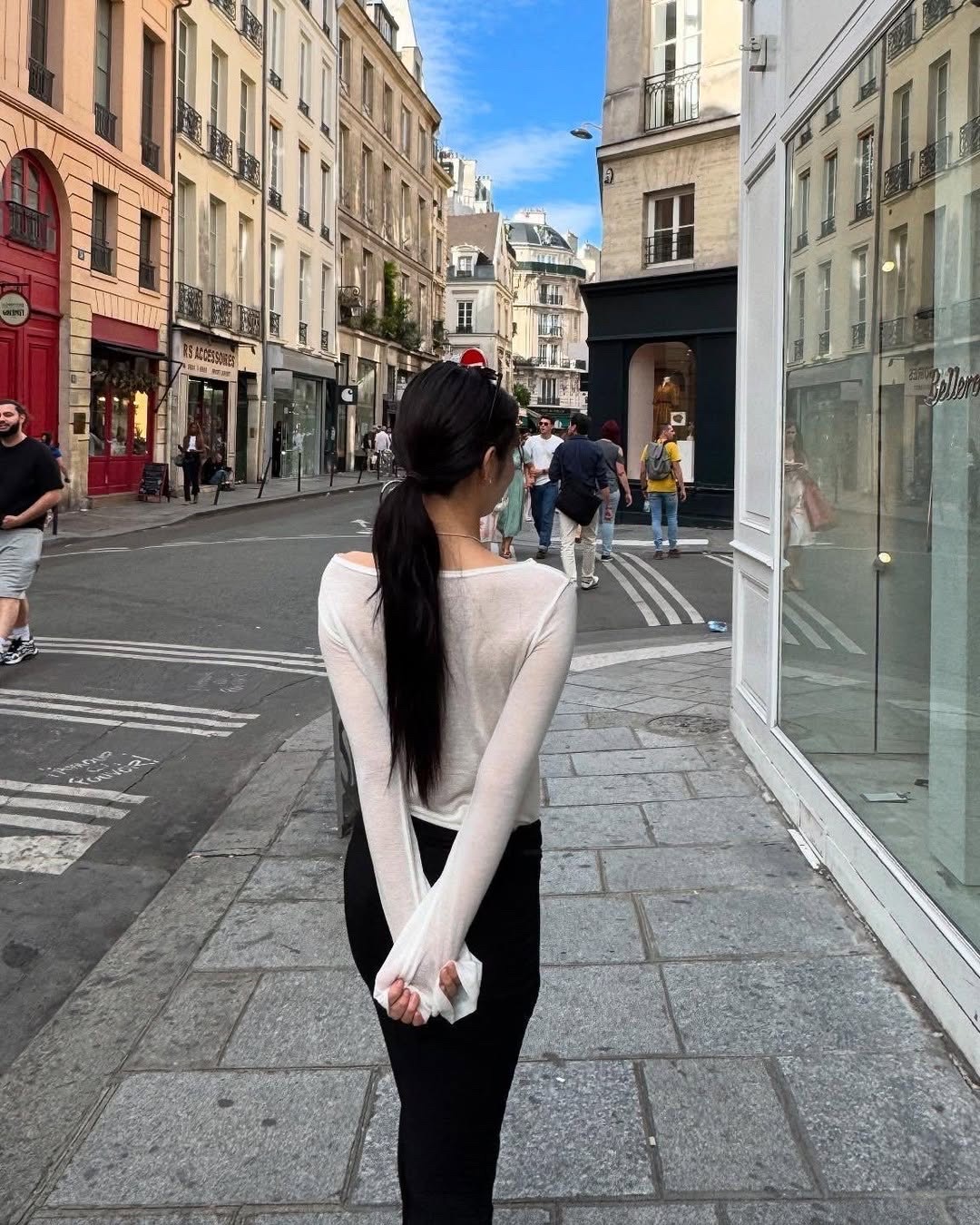 제니 파리여행🤍🖤화제의 긴팔티
레터링 시스루 긴팔티로 여행룩🇫🇷근데 티셔츠 5만 원대라고??
제니가 시스루 톱과 플레어 팬츠로 파리 여행룩을 완성했습니다.
1. 길라 아카이브 레터링 시스루 롱슬리브, 5만 원대
제니는 길라 아카이브의 화이트 레터링 시스루 롱슬리브에 슬림핏 플레어 팬츠를 매치해 파리의 여유로운 감성을 표현했습니다. 은은한 비침과 가벼운 소재가 편안함과 세련된 실루엣을 완성합니다. 이미지4