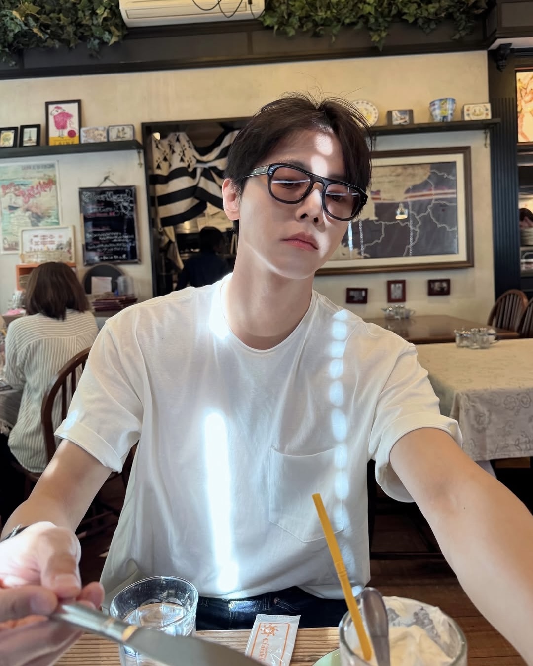 소매 롤업은 선택 아닌 필수☑️ 이미지