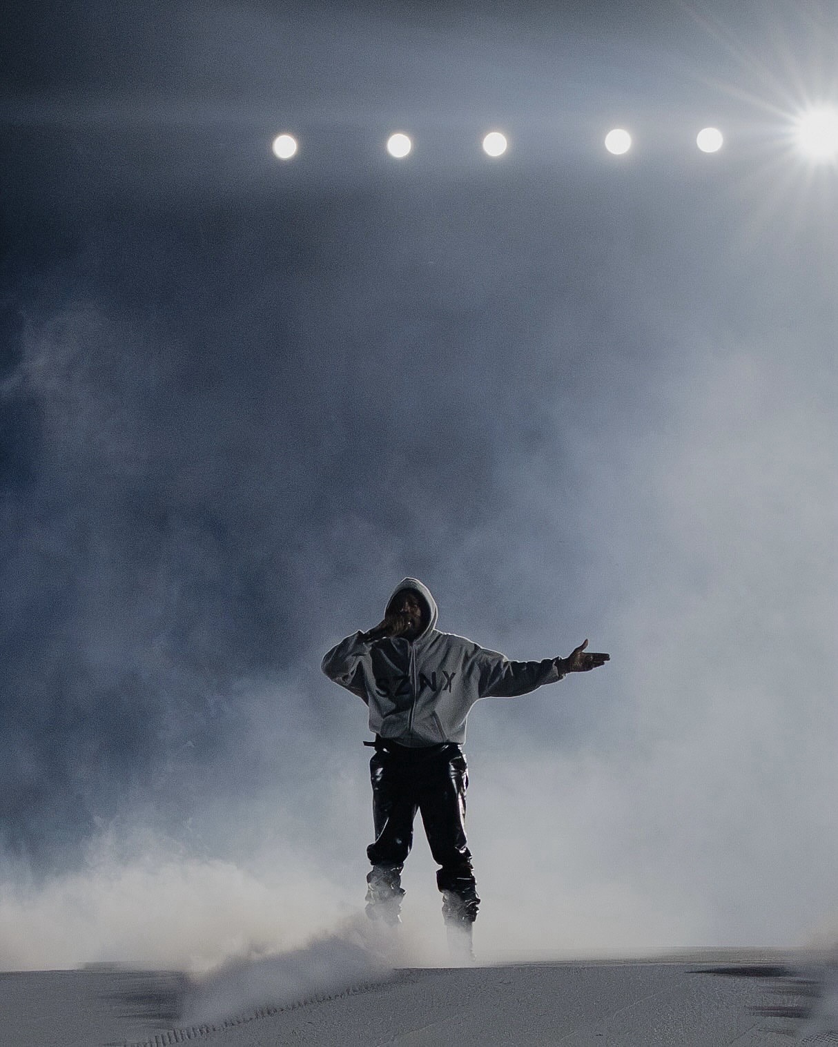 갑자기 아이템 뿌리시는 YE 형님⁠
Yeezy 신규 아이템 드롭🪂 이번에는 제때 오는 거 맞죠?🔥⁠
⁠
칸예 웨스트의 패션 브랜드 Yeezy가 한 번에 120개가 넘는 신제품을 공개했습니다. 이번 라인업에는 칸예가 직접 착용해 화제를 모은 독특한 디자인의 선글라스와, 슬리퍼 열풍을 이끈 이지 슬라이드가 포함돼 더욱 눈길을 끌고 있습니다.⁠
⁠
저렴한 가격대로 부담 없이 칸예 특유의 감성을 느낄 수 있는 이번 발매, 여러분은 어떤 제품이 가장 끌리시나요?⁠ 이미지