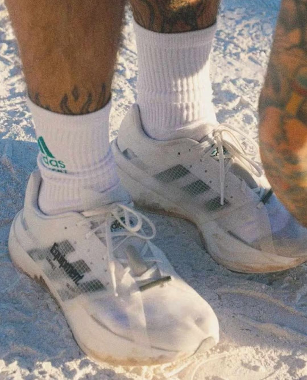 90년대 레전드 러너의 귀환,⁠
아디다스 전통과 미래를 잇는 하이브리드 스니커즈 👟🏃⁠
⁠
0년대 러닝화의 황금기를 대표했던 아디다스 EQT Guidance가 현대적 감각으로 재탄생했는데요. 이번 ‘91/25’ 버전은 1991년 오리지널 모델의 실루엣과 디테일을 살리면서도 최신 소재와 트렌드를 반영해 완성도를 높였습니다. 합성 어퍼는 감각적인 질감을, 고무 아웃솔은 안정적인 접지력을 제공합니다.⁠
⁠
일상 속 스트릿 스타일부터 주말 도심 산책까지 폭넓게 소화 가능한 다재다능한 아이템입니다.⁠ 이미지