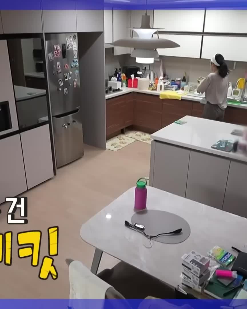 테토녀는 쉐이크 이렇게 만들어🥊 털털美 끝판왕, 박주현이 선택한 테토녀 필수 아이템 3가지🏋🏻‍♀️❤️‍🔥  운동과 스타일을 모두 잡은 박주현의 테토녀룩을 소개합니다.  1. 오클리 EV제로 스위프트 변색 고글, 30만 원대 박주현이 쉐이크를 흔들며 웃음을 자아낸 장면 속 고글은 오클리 EV제로 스위프트입니다. 모든 자외선을 100% 차단하며, 가볍고 내구성이 강한 프레임은 야외 러닝부터 라이딩까지 다재다능하게 활용 가능합니다.  2. 언더아머 프로젝트 락 남성 탱크, 5만 원대 드웨인 존슨의 승인을 받은 프로젝트 락 탱크는 부드러운 면 혼방 소재와 골지 처리된 칼라로 하루 종일 편안합니다. 넉넉한 암홀 디자인이 운동 시 활동 범위를 넓혀주며, 강도 높은 트레이닝에도 스타일을 잃지 않는 것이 특징입니다.  3. 살로몬 센스 에어로 헤드밴드, 3만 원 박주현의 러닝 메이트, 센스 에어로 헤드밴드는 장시간 착용에도 가볍고 신축성이 뛰어난 직조 원단으로 제작되어, 착용하지 않은 듯한 가벼움을 자랑합니다. 운동 중에도 안정적인 착용감을 유지하며 퍼포먼스를 높입니다. 이미지