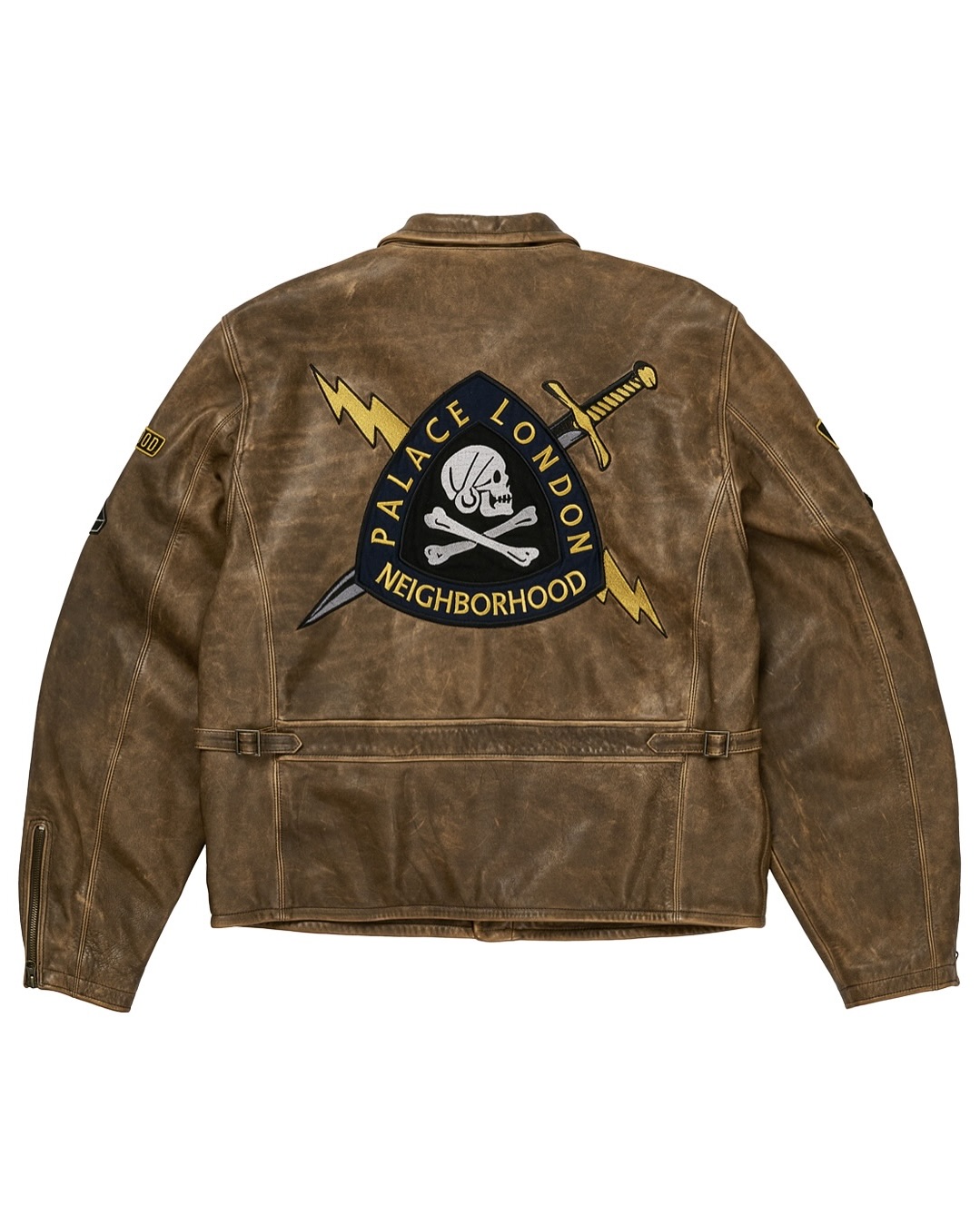 어제는 티저, 오늘은 아이템 공개?
팔라스와 네이버후드의 바이크 무드 컬렉션, 라인업 일부 공개 📸
모터사이클 문화와 스트릿 웨어를 결합한 이번 협업의 추가 아이템이 공개되었습니다. 네이버후드의 강렬한 그래픽과 팔라스의 트라이퍼그 모티프가 다양한 아이템에 적용되어 러프한 레이싱 무드를 선명하게 전달합니다.
라이딩의 에너지를 그래픽으로 풀어낸 이번 컬렉션은 북미, 유럽에서 8월 15일, 아시아, 호주에서 8월 16일 출시 예정입니다. 이미지6