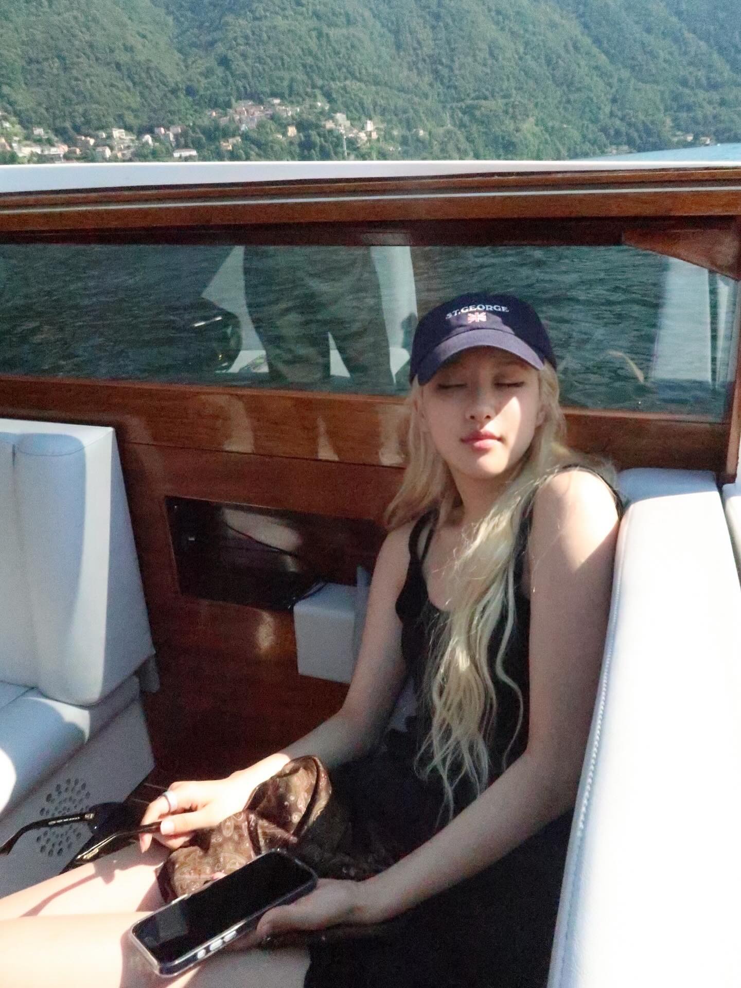 로제 찐 애착모자🇬🇧🧢겨우 2만 원 무심한 사복룩에 맨날 등장💙브랜디 멜빌 볼캡, 바로 구매각?!  2만 원대, 브랜디 멜빌 캐서린 세인트 조지 볼캡 코디법 보세요.  1. 블랙 슬립 드레스 로제는 블랙 슬립 드레스에 브랜디 멜빌 네이비 볼캡을 보트 위에서 매치했습니다. YSL 퀼팅백과 스카프, 선글라스가 더해져 휴양지의 우아함과 여유로움이 공존하는 룩이 완성됐습니다.  2. 화이트 링 티셔츠 공항에서는 네이비 링 포인트 화이트 티셔츠와 블랙 팬츠로 담백한 무드를 연출했습니다. 브랜디 멜빌 볼캡과 YSL 버킷백, 골드 링 액세서리가 더해져 세련된 캐주얼 스타일이 완성됐습니다.  3. 스트라이프 롱슬리브 톱 일상룩은 스트라이프 롱슬리브 톱과 네이비 볼캡, 블랙 숄더백으로 마린 무드를 연출했습니다. 핑크 비즈 스트랩이 위트를 더하며, 따라하기 쉬운 꾸안꾸 그 자체를 보여줍니다. 이미지