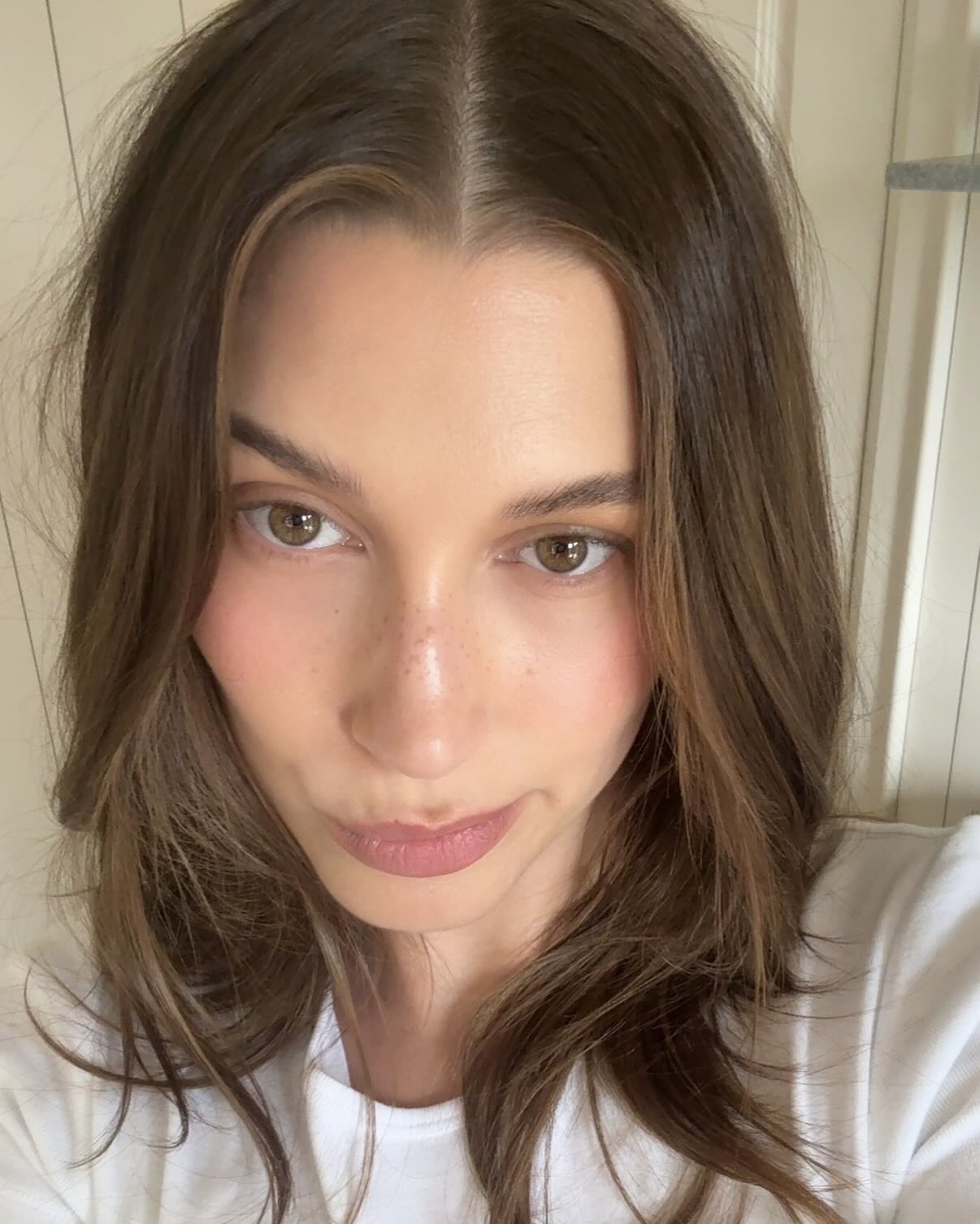 민낯 같은데 더 예쁜 그 느낌🤍🪽
투명하고 깨끗한 분위기를 완성하는 클린걸 메이크업🪞
요즘 트렌드 클린걸 메이크업으로 맑은 인상을 완성해보세요.
클린걸 메이크업은 과하지 않은 베이스와 차분한 색감, 깔끔한 헤어스타일로 쉽게 따라할 수 있는 것이 특징인데요. 
1. 피부
글로우 베이스로 피부결과 광채를 살리고, 치크에 은은한 혈색을 더해주는 것입니다.
2. 눈 
눈썹은 결을 살려 또렷하게, 속눈썹은 자연스럽게 표현해 맑고 부드러운 인상을 연출해줍니다.
3. 립
투명하거나 연한 컬러의 글로시 립으로 촉촉한 입술을 완성해줍니다.
4.헤어
메이크업뿐 아니라 헤어스타일 역시 헤어밴드, 올백 번, 내추럴 웨이브 등으로 한층 세련된 클린걸 무드를 완성합니다.
클린걸 메이크업은 단순한 화장법을 넘어 깨끗함과 건강함을 동시에 추구하는 뷰티 키워드입니다. 이번 시즌, 클린걸 메이크업으로 하루를 시작해보세요. 이미지