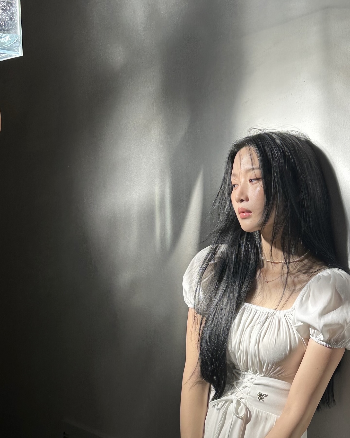 민낯 같은데 더 예쁜 그 느낌🤍🪽
투명하고 깨끗한 분위기를 완성하는 클린걸 메이크업🪞

요즘 트렌드 클린걸 메이크업으로 맑은 인상을 완성해보세요.

클린걸 메이크업은 과하지 않은 베이스와 차분한 색감, 깔끔한 헤어스타일로 쉽게 따라할 수 있는 것이 특징인데요. 

1. 피부
글로우 베이스로 피부결과 광채를 살리고, 치크에 은은한 혈색을 더해주는 것입니다.

2. 눈 
눈썹은 결을 살려 또렷하게, 속눈썹은 자연스럽게 표현해 맑고 부드러운 인상을 연출해줍니다.

3. 립
투명하거나 연한 컬러의 글로시 립으로 촉촉한 입술을 완성해줍니다.

4.헤어
메이크업뿐 아니라 헤어스타일 역시 헤어밴드, 올백 번, 내추럴 웨이브 등으로 한층 세련된 클린걸 무드를 완성합니다.

클린걸 메이크업은 단순한 화장법을 넘어 깨끗함과 건강함을 동시에 추구하는 뷰티 키워드입니다. 이번 시즌, 클린걸 메이크업으로 하루를 시작해보세요. 이미지