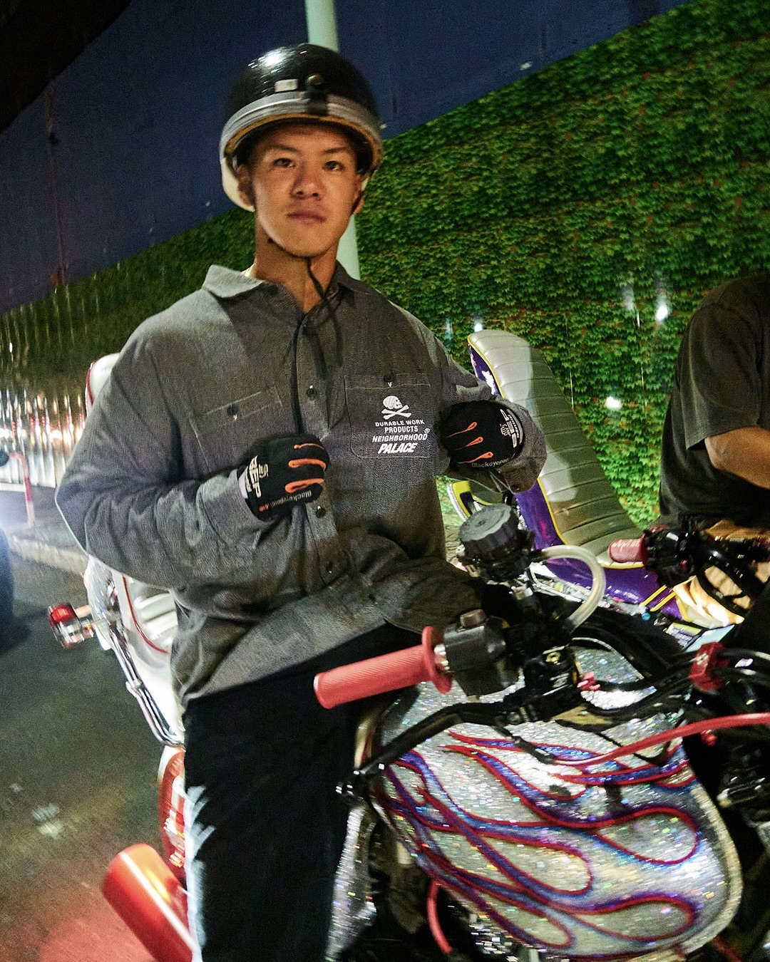 어제는 티저, 오늘은 아이템 공개?
팔라스와 네이버후드의 바이크 무드 컬렉션, 라인업 일부 공개 📸
모터사이클 문화와 스트릿 웨어를 결합한 이번 협업의 추가 아이템이 공개되었습니다. 네이버후드의 강렬한 그래픽과 팔라스의 트라이퍼그 모티프가 다양한 아이템에 적용되어 러프한 레이싱 무드를 선명하게 전달합니다.
라이딩의 에너지를 그래픽으로 풀어낸 이번 컬렉션은 북미, 유럽에서 8월 15일, 아시아, 호주에서 8월 16일 출시 예정입니다. 이미지7