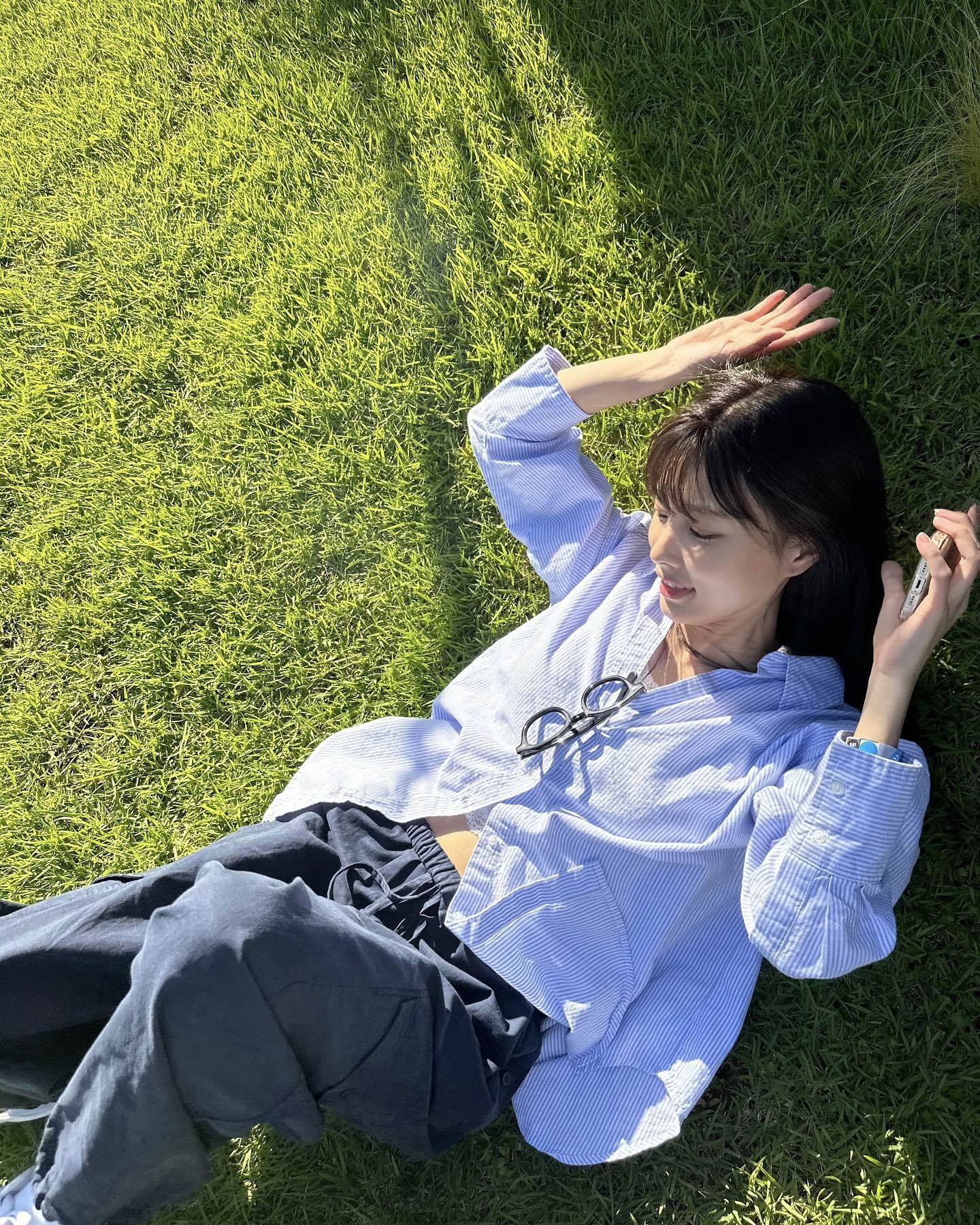 시원함 담은 블루셔츠☁️🩵
흐린 날씨에도 산뜻하게, 블루셔츠로 완성하는 청량한 데일리룩✨ 이미지