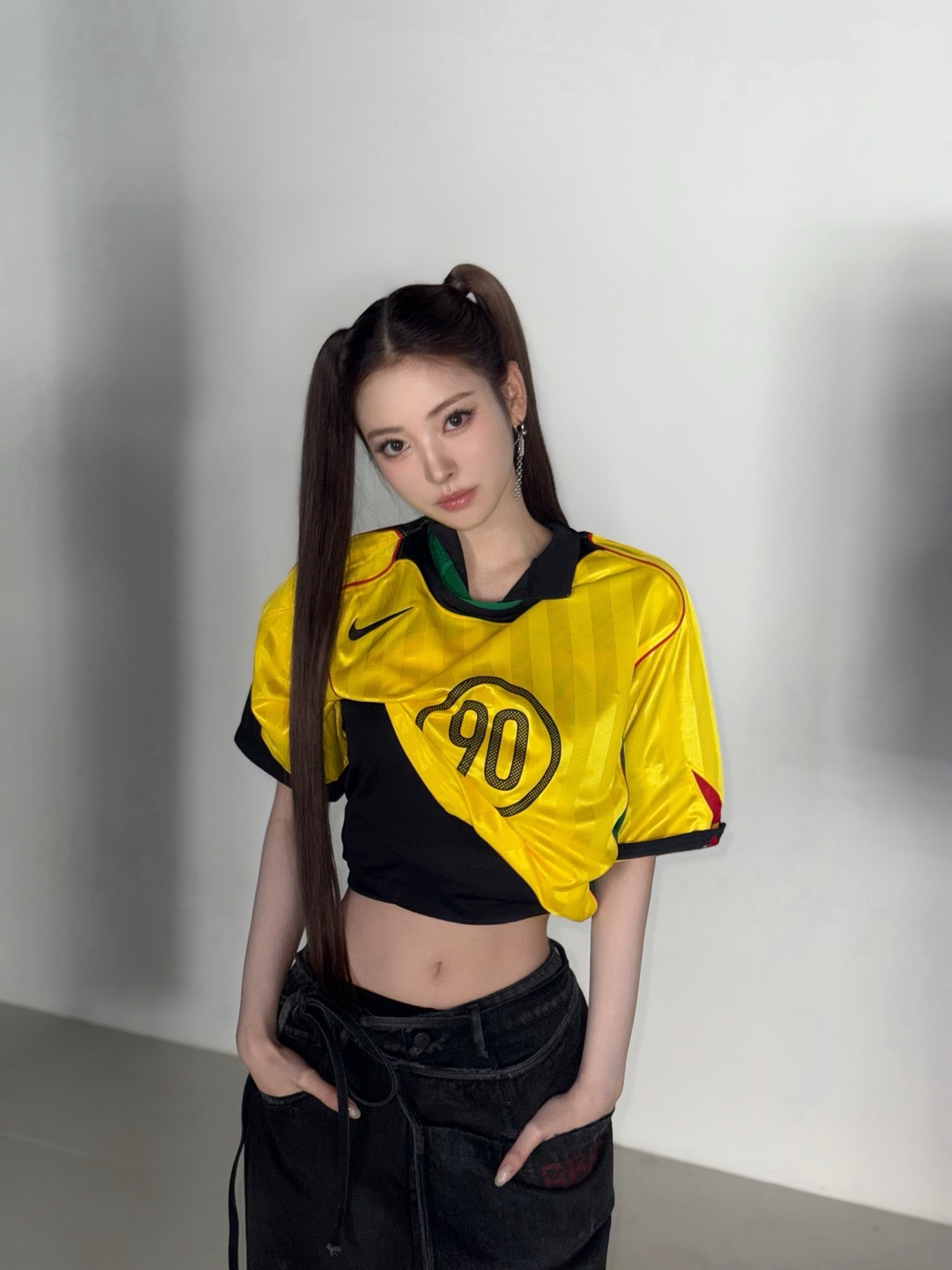 미야오의 패션 hands up⚡ 운동복을 넘어선 나이키 아이템 전격 분석🧐🔍 같이 봐요  미야오가 착용한 나이키 아이템들을 아래에서 확인하세요.  1. 나이키 토탈 90 남성 드라이 핏 축구 저지, 9만 원대  안나가 착용한 토탈 90 드라이 사커 저지는 통기성이 뛰어난 메쉬 소재와 파이핑으로 완성된 곡선 패널 디자인이 체형 보완해 줍니다. 안나는 데님 스커트와 매치해 스트릿하면서 트렌디한 룩을 연출했습니다.   2. 박지성 대한민국 2004 토탈 90 레트로 저지, 18만 원대 가원이 착용한 저지는 곡선형 라인과 비대칭 디자인, 2004년 대한민국 국가팀을 기념한 제품입니다. 가원은 셔츠와 레이어드하고 쇼츠를 매치해 트렌디한 믹스 매치 룩을 선보였습니다.  3. 나이키 스포츠웨어 여성 반팔 그래픽 저지 탑, 9만 원대 나린은 나이키 저지 탑을 크롭 스타일로 연출해 루즈핏 블랙 팬츠와 매치하고 스터드 벨트로 포인트를 줬습니다. 클래식 스포츠 감성과 크롭 디테일이 만나, 일상과 스트리트를 넘나드는 룩을 완성합니다.   4. 대한민국 2025 스타디움 어웨이 축구 레플리카 저지, 13만 원대 수인이 착용한 대한민국 2025 스타디움 어웨이 저지는 블루 컬러 바탕에 2018년 프리매치에서 영감 받은 강렬한 엑센트와 오방색을 활용한 디자인입니다. 수인은 화이트 조거 팬츠를 매치해 룩의 밸런스를 맞췄습니다. 이미지
