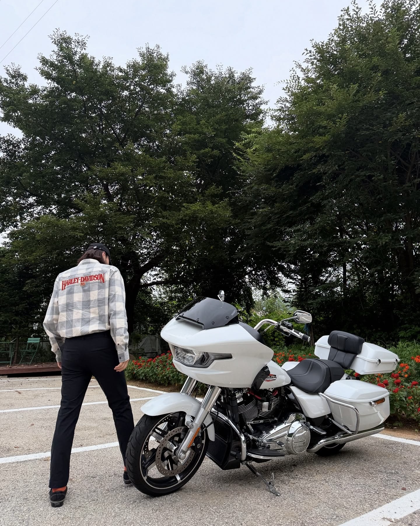 오늘 ‘할리'를 내일로 미루지 말자 노홍철 스타일을 완성하는 포인트 아이템 2가지👕  노홍철의 자유분방한 바이크 라이프는 2종 소형 면허 취득에서 시작했습니다. 그리고 할리 데이비슨과 함께한 미국 루트 66 투어는 그의 첫 장거리 크루저 경험이었죠. 라이딩의 즐거움과 할리만의 감성을 온전히 느낀 홍철형님은 이제 ‘할리 감성 테토남’이 되었는데요. 그의 바이크 라이프를 완성하는 두 가지 아이템을 소개합니다.  1. 할리 데이비슨 헤리티지 긴팔 셔츠 클래식 체크 패턴과 1980년대 탱크 아트 스타일의 백 그래픽이 특징인 롱 슬리브 셔츠입니다. 피치 가공된 코튼 트윌 소재로 부드러운 촉감을 제공하며 히든 스냅다운 칼라로 라이딩 시에도 깔끔한 실루엣을 유지합니다.  2. 할리 데이비슨 민소매 티셔츠 전면 후면 프린트가 브랜드 고유의 아이덴티티를 전합니다. 가볍고 시원한 코튼 원단에 여름철 단독 착용은 물론 셔츠나 아우터와 레이어드해도 포인트가 살아나 다양한 스타일링이 가능합니다. 이미지