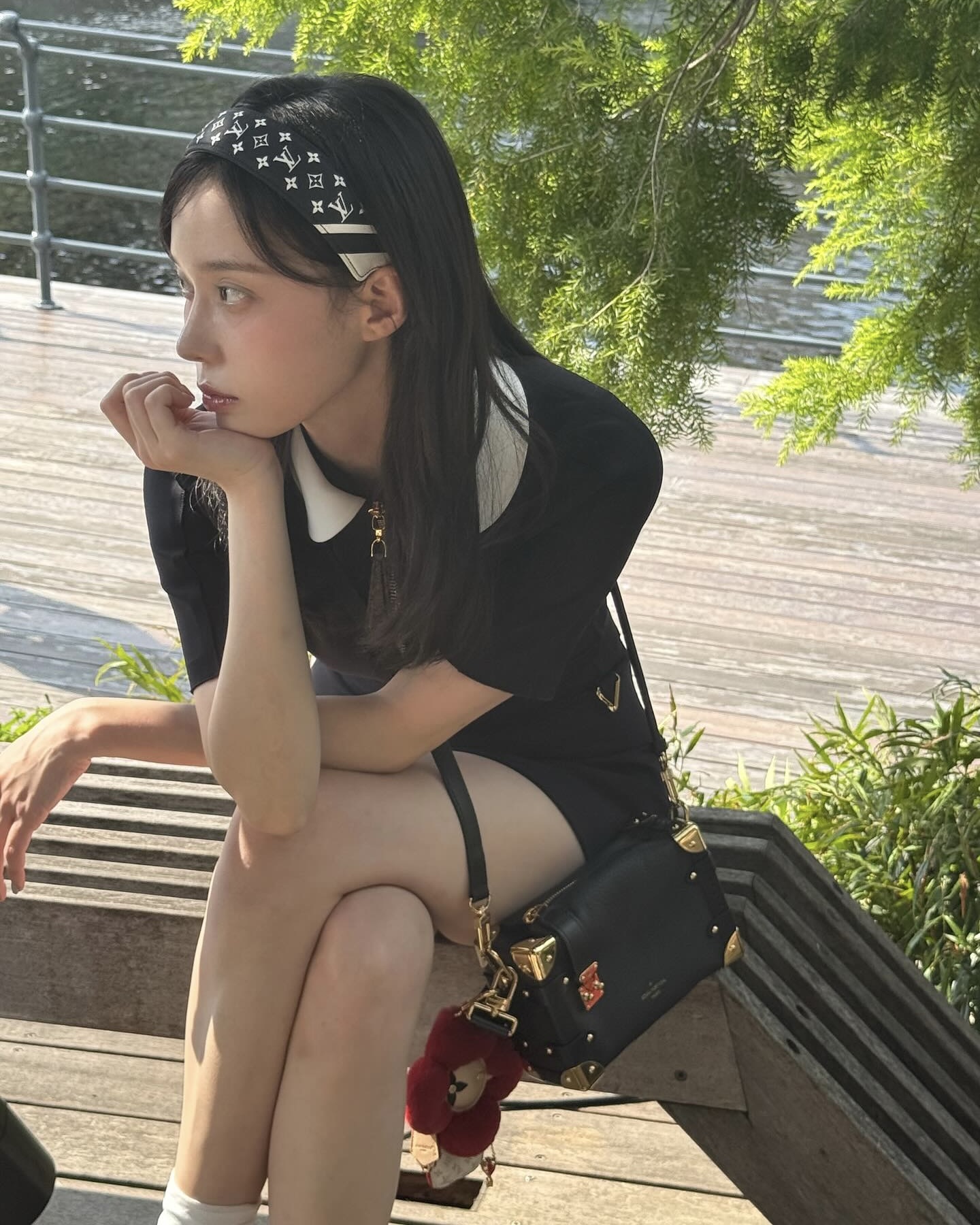 공주들이 들어서 더 예쁜가?👑✨ 지금 사고 싶은 가방이 있다면, 스타일별 추천 리스트로 고민 끝👜  데일리룩을 완성해줄 가방, 지금 소개해드릴게요.  1. 루이비통 사이드 트렁크, PM 500만 원대 하우스의 빈티지 트렁크에서 영감을 받은 가방으로, 골드 색상의 S락과 모서리 디테일이 특징입니다. 실용적인 수납 공간과 가죽 소재의 핸들·스트랩을 갖추었고, 윈터가 착용한 블랙 원피스와 매치해 모던하고 세련된 무드를 연출할 수 있습니다.  2. 크롬하츠 x  구아나바나 크로스백, 700만 원대 보헤미안 무드의 패브릭 바디에 크롬하츠 시그니처 가죽 십자가 패치와 은장식이 더해진 크로스백입니다. 다양한 컬러가 생동감 있는 포인트를 주며 제니가 착용한 네이비 민소매와 화이트 스커트를 매치해 러블리한 페미닌 스타일을 연출할 수 있습니다  3. 구찌 루체 스몰 숄더 백, 300만 원대 클래식 GG 캔버스와 고급스러운 폴드오버 스타일의 숄더백입니다. 샌드 베이지와 시더 브라운 두 가지 색상으로 출시되었으며, 내부 지퍼 포켓과 트위스트락으로 제작되었습니다. 박규영이 착용한 블랙 톱과 데님 팬츠 조합에 매치해 시크하면서도 캐주얼한 무드를 연출할 수 있습니다. 이미지