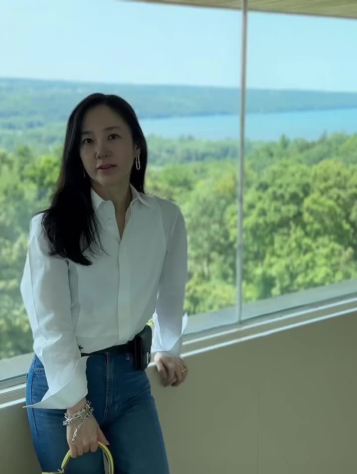 아이템 빨 아닌거 알아요….🤍💙 50대라고 거짓말하는 박주미 언니🦢대체 관리비결 뭐에요?!?!  박주미의 고급미 아이템 4가지가 주미언니를 입었습니다.  1. 에르메스 켈리 32 가죽백 - 옐로우 밝고 경쾌한 옐로우 컬러의 켈리 백은 부드러운 가죽과 견고한 실루엣이 특징입니다. 박주미는 화이트 셔츠와 데님 팬츠의 심플한 조합에 켈리백을 매치해, 컬러 하나로 포인트를 만들었습니다.  2. 에르메스 콘스탄스 슬림 월렛 - 블랙 블랙 에프솜 가죽과 팔라듐 하드웨어의 조합이 돋보이는 월렛은 허리 라인에 자리해 실용성을 더합니다. 데님의 캐주얼함에 세련미를 추가하고, 옐로우 켈리백과의 강렬한 대비로 포인트를 완성합니다.  3. 티파니 하드웨어 링크 브레이슬릿 스털링 실버 소재의 볼드한 링크가 연결된 브레이슬릿은 손목에 존재감을 부여합니다. 빛을 받으면 은은하게 반짝이며, 미니멀한 룩에 강인함과 세련미를 동시에 더하는 역할을 합니다.  4. 티파니 하드웨어 링크 이어링 같은 라인의 이어링은 귓가에서 유려한 곡선과 볼드함을 함께 드러냅니다. 헤어를 자연스럽게 넘긴 스타일링과 어우러져 얼굴선을 돋보이게 하고, 브레이슬릿과 세트로 착용해 완성도를 높였습니다. 이미지