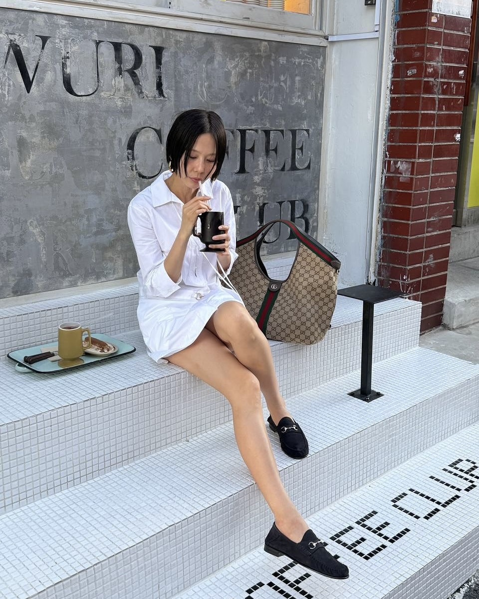 연령 불문 스타일 완성템💡
신발 하나로 무드 바꾸는 법 공개👞🥿당장 사고 싶어질걸요

어떤 옷에도 잘 어울리는 만능 신발 함께 골라봐요.

1. 페리가모 바라 펌프스, 110만 원대
이시영이 착용한 클래식 펌프스는 라운드 토와 랩 힐이 모던한 감각을 더한 나플락 소재의 아이템입니다. 발목을 돋보이게 하는 메리제인과 원피스의 우아한 실루엣과 만나 세련되고 클래식한 무드를 완성하며, 격식 있는 자리 혹은 데이트룩에 잘 어울립니다.

2. 살로몬 RX 메리 제인 블랙, 19만 원대
정혜임이 신은 구두는 기존 페미닌한 메리제인과 달리 캐주얼하고 스포티한 디자인으로 활동성 높은 제품입니다. 슬립 원피스와 매치해 애슬레저 느낌으로 연출하였습니다.

3. 구찌 여성 지지 로퍼, 140만 원대
김나영이 신은 구찌 시그니처 로퍼는 고급스러운 소프트 스웨이드 소재로 재해석한 슈즈로, 가벼운 소재와 접이식 스타일로 편안함과 실용성이 있는 제품입니다. 깔끔한 디자인이 원피스의 부드러운 실루엣과 조화를 이뤄 모던한 오피스 룩을 완성합니다.

4. 마크모크 앤더스 청키더비 로퍼, 9만 원대
윤승아가 착용한 신발은 끈 디테일과 4cm 통굽, 둥근 쉐입이 포멀하면서도 클래식한 느낌을 줍니다. 빈티지한 슈즈와 브라운 원피스를 매치해 톤온톤 느낌의 따뜻하고 클래식한 느낌을 만들었습니다. 이미지