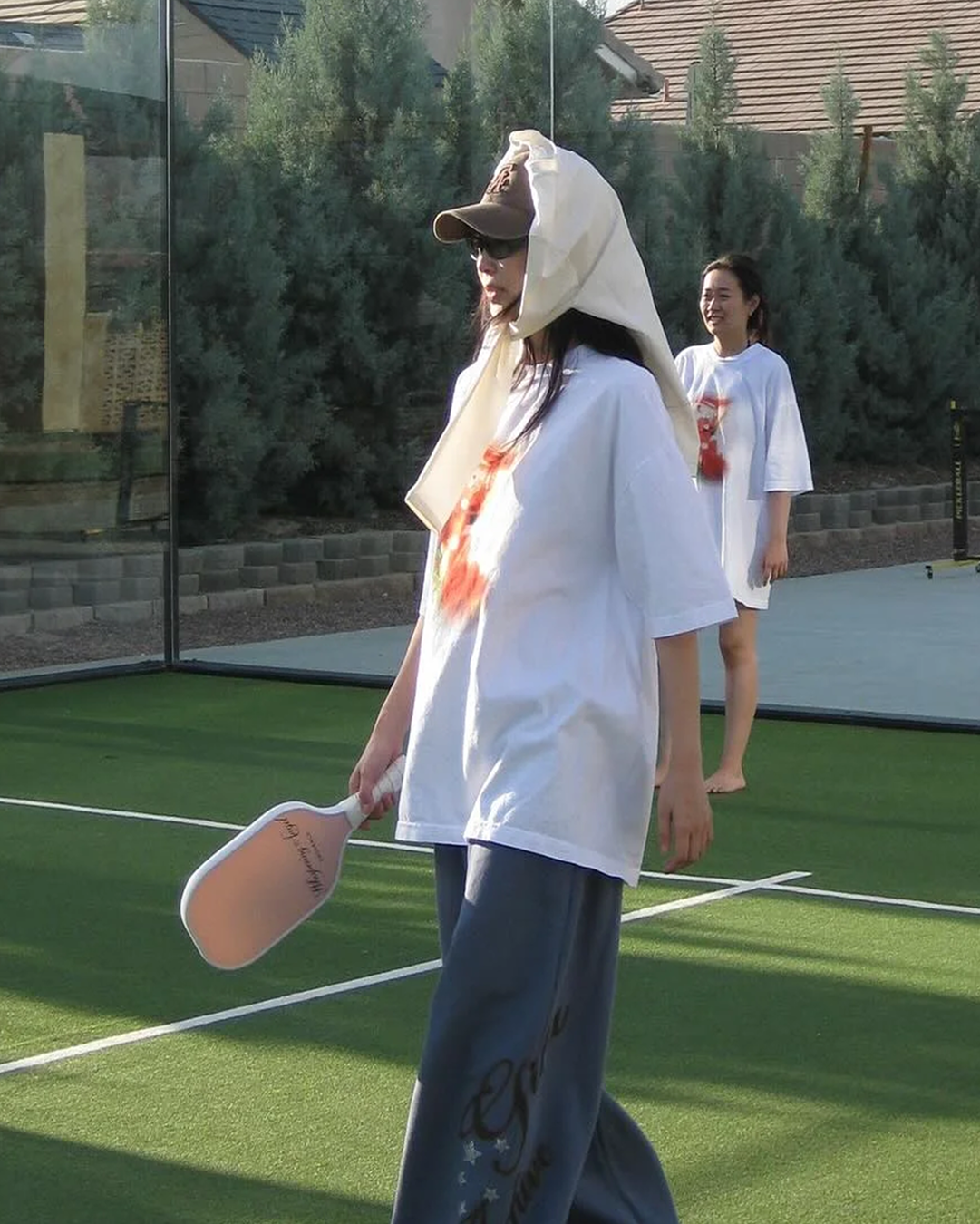 요즘 화제🏓🖥️제니도 입는 무신사템
지금 바로 구할 수 있는 ‘손민수템’ 리스트 7가지😎체크해두세요.

제니의 일상 코디 속 따라하기 쉬운 아이템들을 소개합니다.

1. 길라아카이브 레터링 로고 스웨트팬츠
부드러운 블루 톤의 와이드 스웨트팬츠로, 오버사이즈 프린트 티셔츠와 브라운 볼캡을 매치해 스포티 무드를 연출했습니다.

2. 길라아카이브 레터링 시어 롱슬리브
은은한 레터링이 포인트인 화이트 롱슬리브로 스커트 팬츠와 매치해 파리 거리에서의 여유로운 데일리룩을 완성했습니다.

3. 트리밍버드 스크래치 데미지 와이드 스웨트팬츠
스크래치 디테일과 와이드핏이 돋보이는 차콜 팬츠로, 제니는 그레이 크롭 티셔츠와 진주 네클리스를 우아함까지 더했습니다.

4. 로우클래식 러브 파크 티셔츠
차콜 컬러에 강아지 그래픽이 돋보이는 루즈핏 티셔츠로, 아이보리 프린트 팬츠와 네이비 캡을 매치해 편안한 공항룩을 완성했습니다.

5. 이알에이 유니섹스 에라 헤비 스웨트팬츠
제니는 슬림한 블랙 튜브톱을 매치하고 바디라인을 강조해 시크한 페스티벌 무드를 연출했습니다.

6. 어텐즈 네이비 베이직 스웨트팬츠
와이드 실루엣 팬츠에 화이트 크롭 블라우스와 레이스 밴딩을 매치해 허리 라인을 강조, 키링 스트랩으로 Y2K 무드를 완성했습니다.

7. 제이디드런던 트리 카모 오버사이즈드 카고팬츠
카모 패턴과 오버사이즈 핏이 매력적인 팬츠로, 제니는 블랙 슬리브리스와 선글라스를 매치해 보이시한 스트릿 무드를 완성했습니다. 이미지