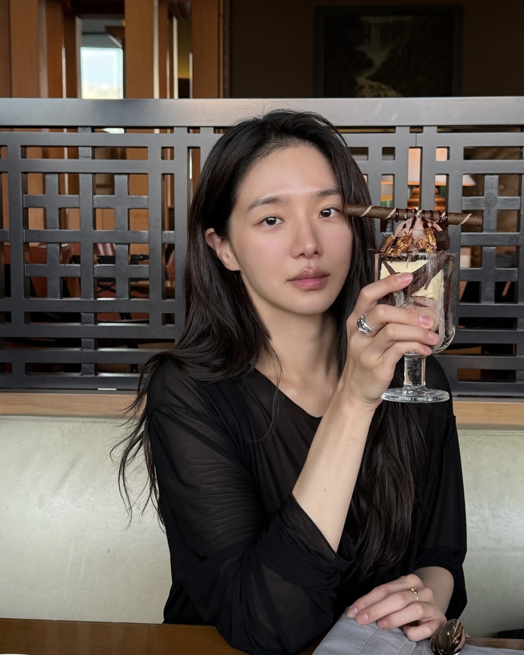 박규영이 반지로 완성하는 무드💍
크롬하츠부터 키치한 거미 반지까지, 그녀의 애착반지 3️⃣가지💛

박규영의 스타일을 완성하는 3가지 반지를 소개합니다.

1. 크롬하츠 플로럴 크로스 링
박규영이 즐겨 착용하는 크롬하츠 ‘플로럴 크로스 링’은 깊이감 있는 조각과 입체적인 모티프가 특징입니다. 실버 특유의 묵직한 존재감과 고급스러운 디테일이 어우러져 어떤 스타일에도 강렬한 포인트를 더합니다.

2. 쥬얼리.곽 레드 블랙 스파이더 링
브랜드 쥬얼리.곽(Jewelry.Kwak)의 링은 거미 모양의 키치한 디자인과 찰랑거리는 테슬이 매력입니다. 박규영의 다양한 스타일링 속에서 꾸준히 등장합니다. 의상에 포인트를 주기 좋은 개성 넘치는 주얼리입니다.

3. 크롬하츠 22K 옐로 골드 타이니 링
심플하면서도 고급스러운 무드를 담은 골드링은 은은하게 빛나는 골드 컬러와 얇은 링이 손끝에 우아함을 더합니다. 박규영은 연청팬츠와 베이비핑크 민소매를 코디하고 반지로 은은한 포인트를 주었습니다. 이미지