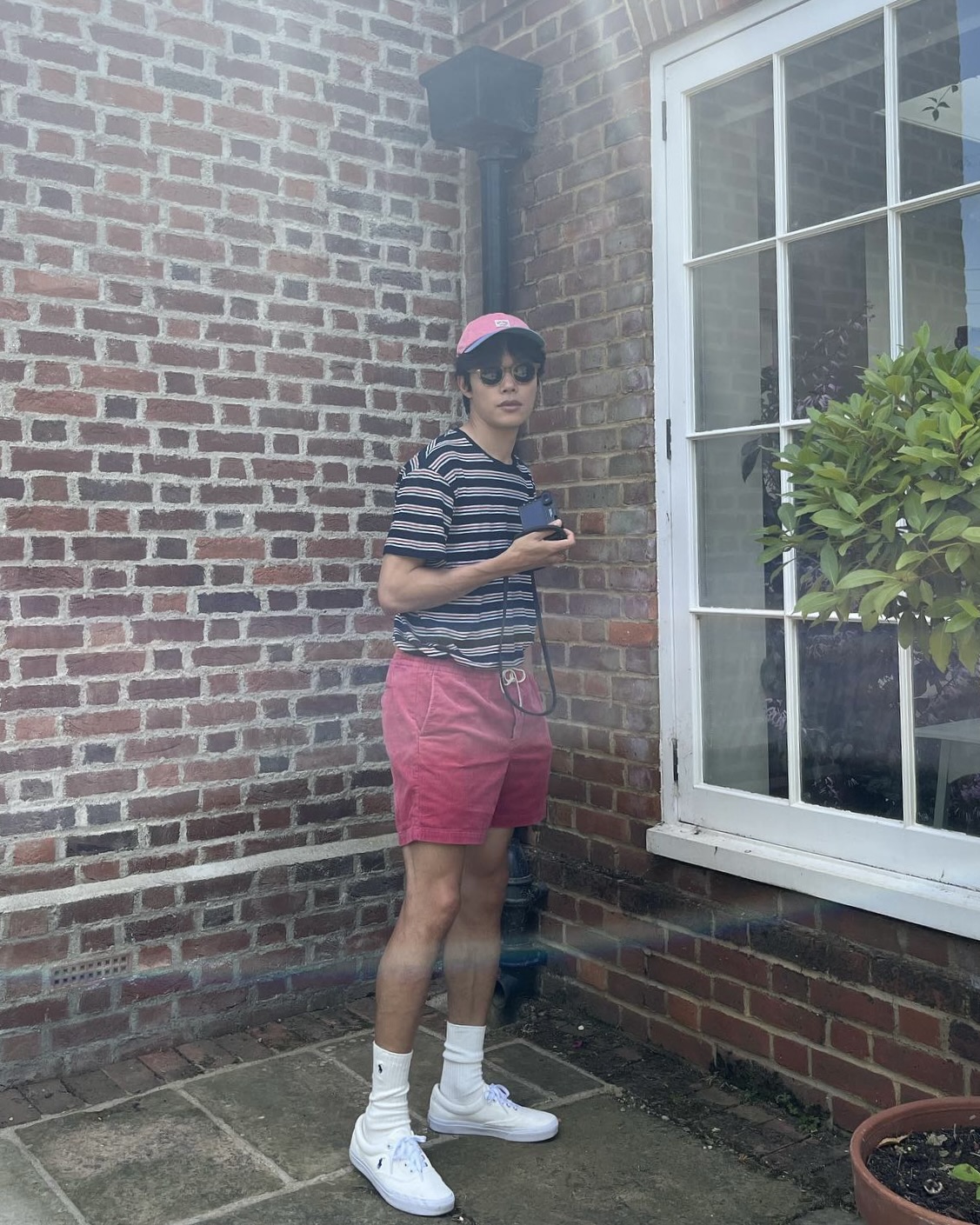 평범한 스트라이프는 심심하지 않아?
어차피 남편은 류준열! 류선생이 선택한 스니커즈 4가지 👟

같은 스트라이프 티도 어떤 신발을 신느냐에 따라 다른 무드가 완성됩니다. ‘응팔’의 순정남에서 넷플릭스 ‘들쥐’의 거친 주인공으로 변신한 류준열. 그 발끝이 변신시킨 네 켤레의 신발을 소개합니다.

1. 폴로 키튼 코듀로이 스니커즈 화이트
코듀로이가 겨울 전용이라는 편견을 깨는 제품입니다. 화이트 컬러와 미세한 골결이 주는 질감이 스트라이프 티의 단정함을 부드럽게 풀어주며, 어떤 계절에도 무난하게 어울립니다.

2. 나이키 에어 우븐 파슬 스톤
정교하게 짜인 위빙 갑피가 발을 부드럽게 감싸며 슬리퍼처럼 가볍고 위빙 패턴과 화려한 색이 주는 시각적 임팩트 덕분에 캐주얼 룩에도 힘이 실립니다.

3. 나이키 에어맥스 95 NRG 파인애플
앞코와 어퍼에 파인애플 가죽 질감, 측면에는 은은한 파인애플 인조 가죽을 더했습니다. 코코넛 밀크 톤과 과일 디테일이 여름에서 가을로 넘어가는 계절 포인트 아이템이 되어줍니다.

4. 나이키 SB 블레이저 줌 로우 블랙 화이트
부드러운 블랙 스웨이드 위에 화이트 스우시가 깔끔하게 자리 잡아 클래식한 무드를 완성합니다. 부담 없는 컬러 조합이 스트라이프 티와 자연스럽게 어울리며 모든 룩에도 부담없이 어울립니다. 이미지2
