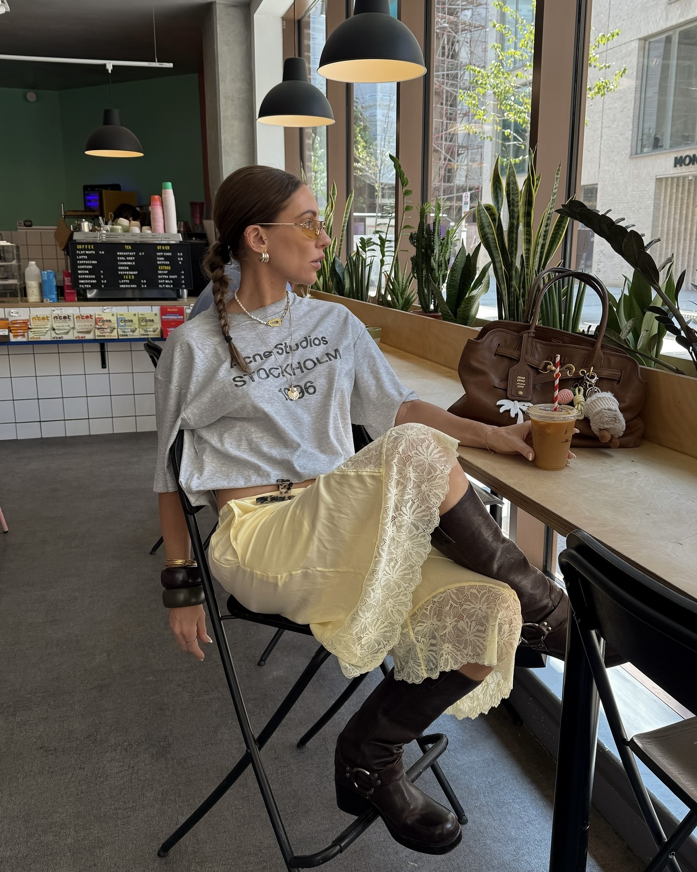 다들 부츠 꺼낼 때 됐다👢🩶 부츠 신어도 덥지 않은 날씨라 스타일링하기 딱 좋은 타이밍 ✨ 이미지