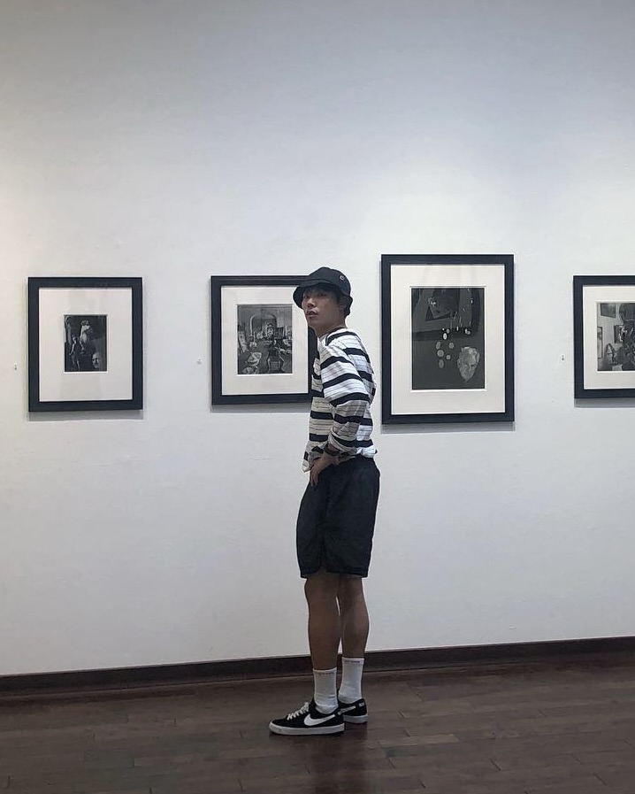 평범한 스트라이프는 심심하지 않아?
어차피 남편은 류준열! 류선생이 선택한 스니커즈 4가지 👟

같은 스트라이프 티도 어떤 신발을 신느냐에 따라 다른 무드가 완성됩니다. ‘응팔’의 순정남에서 넷플릭스 ‘들쥐’의 거친 주인공으로 변신한 류준열. 그 발끝이 변신시킨 네 켤레의 신발을 소개합니다.

1. 폴로 키튼 코듀로이 스니커즈 화이트
코듀로이가 겨울 전용이라는 편견을 깨는 제품입니다. 화이트 컬러와 미세한 골결이 주는 질감이 스트라이프 티의 단정함을 부드럽게 풀어주며, 어떤 계절에도 무난하게 어울립니다.

2. 나이키 에어 우븐 파슬 스톤
정교하게 짜인 위빙 갑피가 발을 부드럽게 감싸며 슬리퍼처럼 가볍고 위빙 패턴과 화려한 색이 주는 시각적 임팩트 덕분에 캐주얼 룩에도 힘이 실립니다.

3. 나이키 에어맥스 95 NRG 파인애플
앞코와 어퍼에 파인애플 가죽 질감, 측면에는 은은한 파인애플 인조 가죽을 더했습니다. 코코넛 밀크 톤과 과일 디테일이 여름에서 가을로 넘어가는 계절 포인트 아이템이 되어줍니다.

4. 나이키 SB 블레이저 줌 로우 블랙 화이트
부드러운 블랙 스웨이드 위에 화이트 스우시가 깔끔하게 자리 잡아 클래식한 무드를 완성합니다. 부담 없는 컬러 조합이 스트라이프 티와 자연스럽게 어울리며 모든 룩에도 부담없이 어울립니다. 이미지4