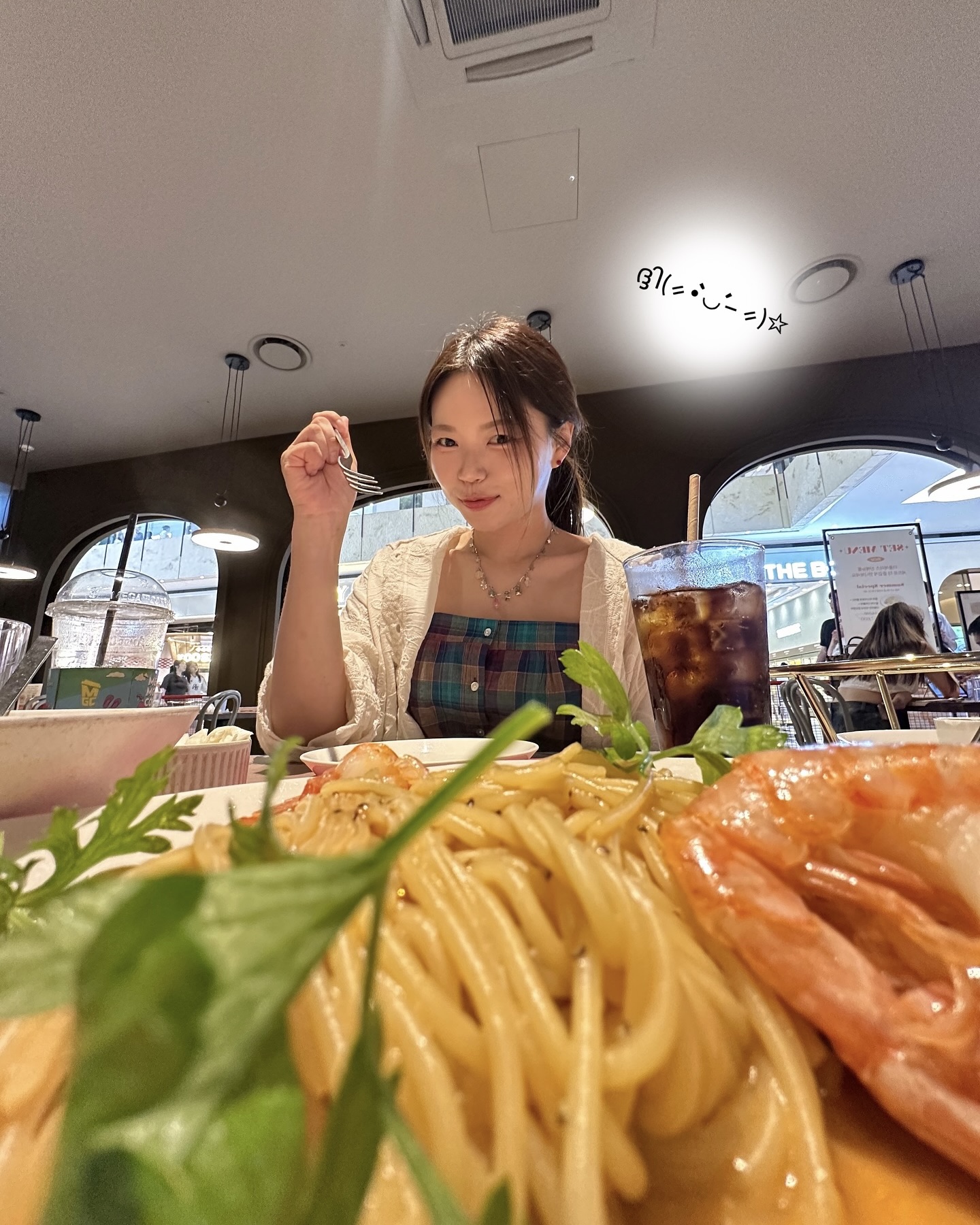 음식 사진은 이렇게 찍는거야🍗🤍
각도, 조명, 표정까지 완벽한 음본나🍴먹기 전이 더 설레는 순간 이미지3