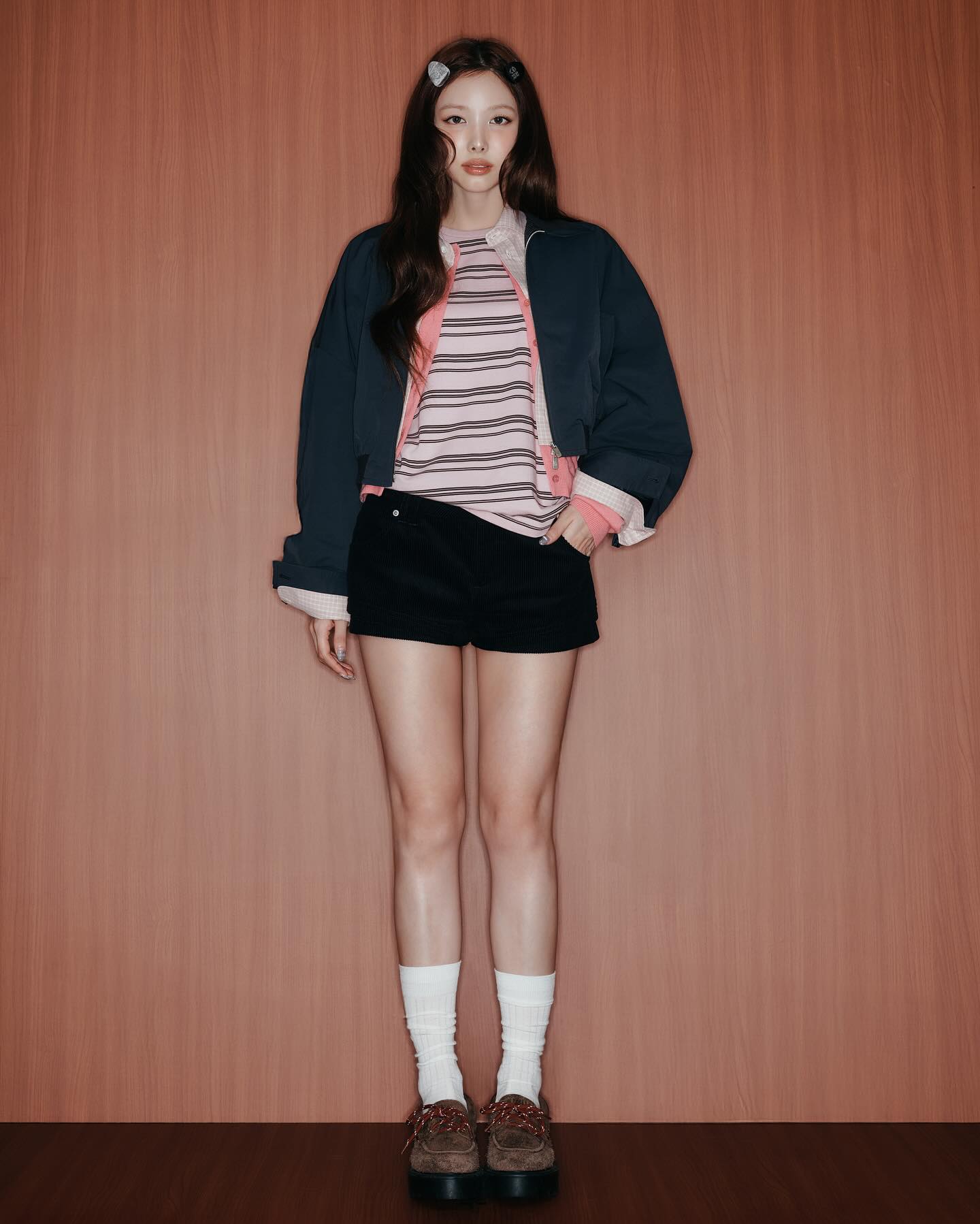 러블리 나연 x 그로브 캠페인🤎🐰
따라하고 싶은 가을룩🍁그로브 x 나연 25FW @저장해 #광고

그로브와 나연의 러블리한 25FW 주목하세요.

트와이스 나연이 그로브(GROVE) 25FW 캠페인 ‘Love Rove’에 함께했습니다. 25SS에 이어 두 번째로 호흡을 맞춘 나연은 특유의 밝고 경쾌한 매력으로 클래식한 감도를 한층 높였습니다.

이번 컬렉션은 사랑을 주제로 클래식에 러블리 무드를 더했습니다. 프레피와 아가일 체크 포인트, 핑크 포인트 스타일링이 특징이며, 탈부착형 레이어링으로 다양한 연출이 가능해 실용성까지 전합니다.

8월 29~30일 성수동 팝업스토어에서는 전 제품이 온라인 발매 전 미리 공개됩니다. 공간 연출은 마치 컬렉션 속으로 걸어온 듯 꾸며져 시즌 감성과 메시지를 직접 경험하게 하며 현장 구매도 가능합니다. 이미지3
