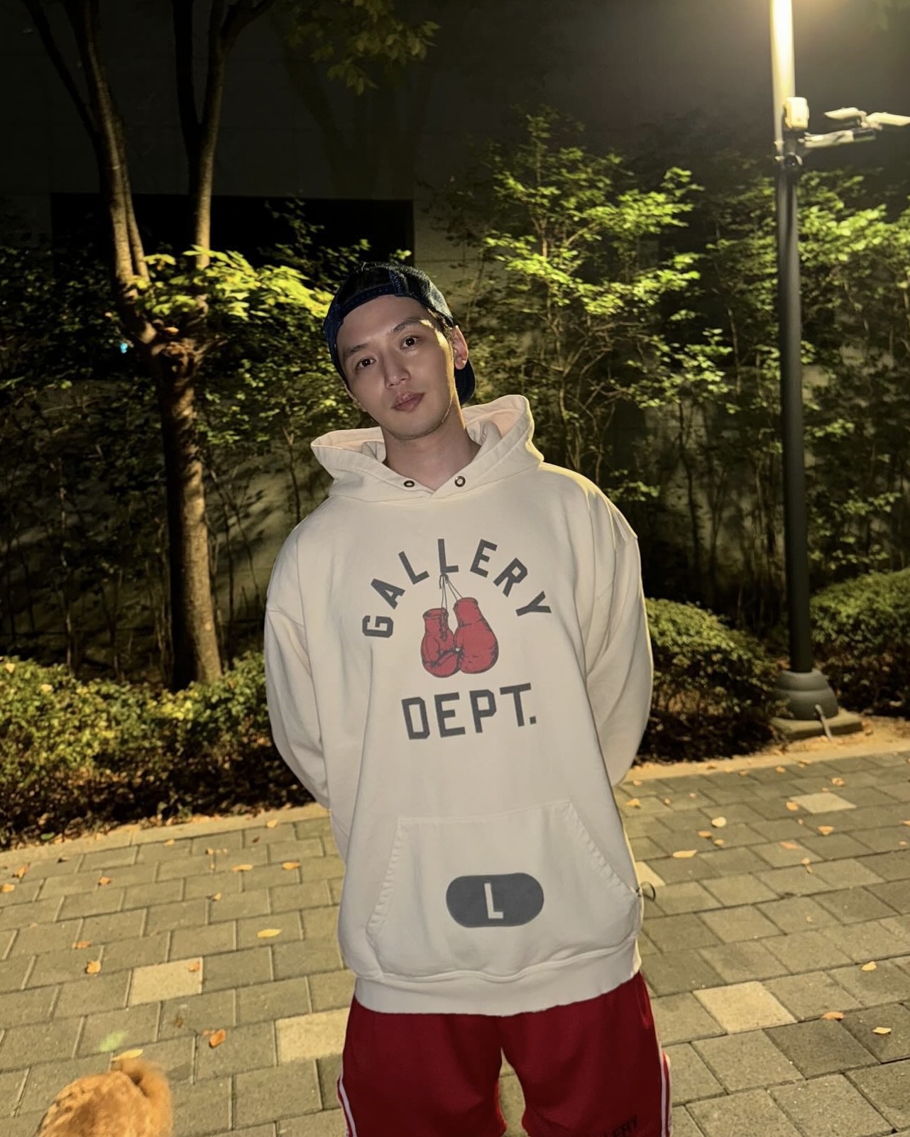 이제는 가을을 대비해야 하는 시기
색다른 후드티, 어디 없을까? 멋을 완성해 줄 아이템 3가지✨
입추가 지나 선선해지고 있는 요즘, 슬슬 후드티가 필요한 때죠. 옷 잘 입는 형님들의 코디와 그들이 고른 아이템을 정리해봤습니다.
1. 갤러리 디파트먼트 복싱 머치 후드
복싱 글러브와 로고 포인트와 색이 바랜 듯한 워싱을 더해 레트로 무드를 살린 후드티입니다. 배우 변요한은 밝은 톤의 후디에 강렬한 레드 쇼츠를 매치해 감각적인 애슬레저 스타일을 선보였습니다.
2. 새티스파이 소프트셀 후디
새티스파이의 소프트셀 원단을 사용해 좋은 착용감을 제공하는 아이템입니다. 가수 수호는 시그니처 탈부착 케어 라벨로 포인트를 주었고, 바랜 듯한 페이드는 데님 워싱과 자연스럽게 맞물려 빈티지한 스트릿 무드를 완성했습니다.
3.사운즈 굿 프린스 후디
올리브 컬러 바탕에 대비되는 색상의 자수 디테일이 돋보이는 사운즈 굿의 후디입니다. 배우 이종원은 올리브의 인접색인 옐로 컬러 티셔츠를 레이어드하고, 나머지 아이템을 화이트 계열로 맞춰 편안한 분위기를 연출했습니다. 이미지2