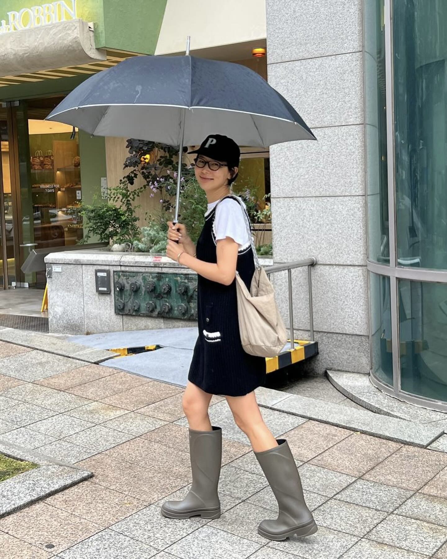 장마에 빠질 수 없는 레인부츠☔️🤍
비 오는 날에도 스타일과 실용성을 모두 잡는 데일리 아이템✨ 이미지6