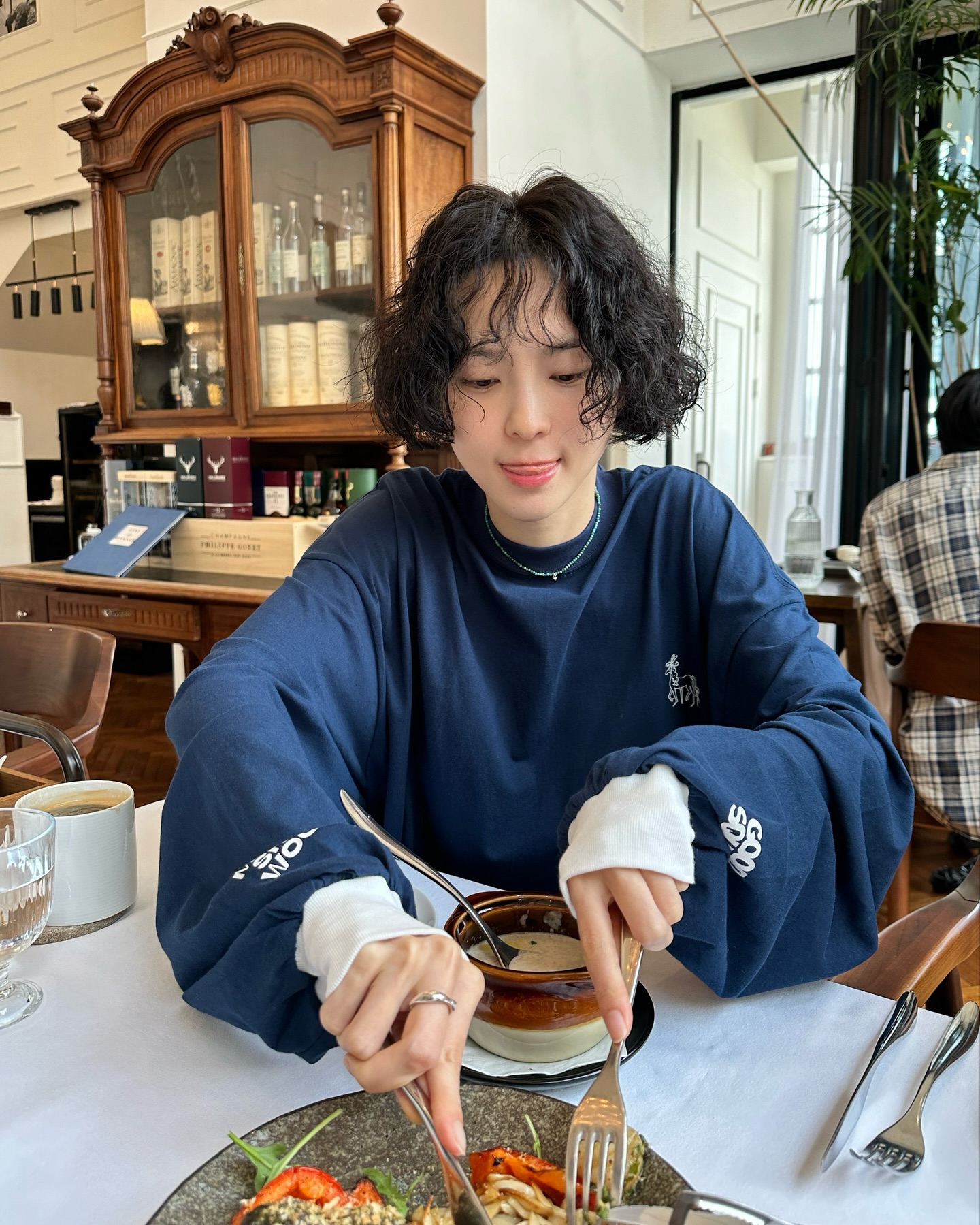맨투맨 꺼낼 때 됐어요🤍 아침저녁 선선해진 늦여름, 가볍게 걸치기 좋은 데일리룩🍃 이미지