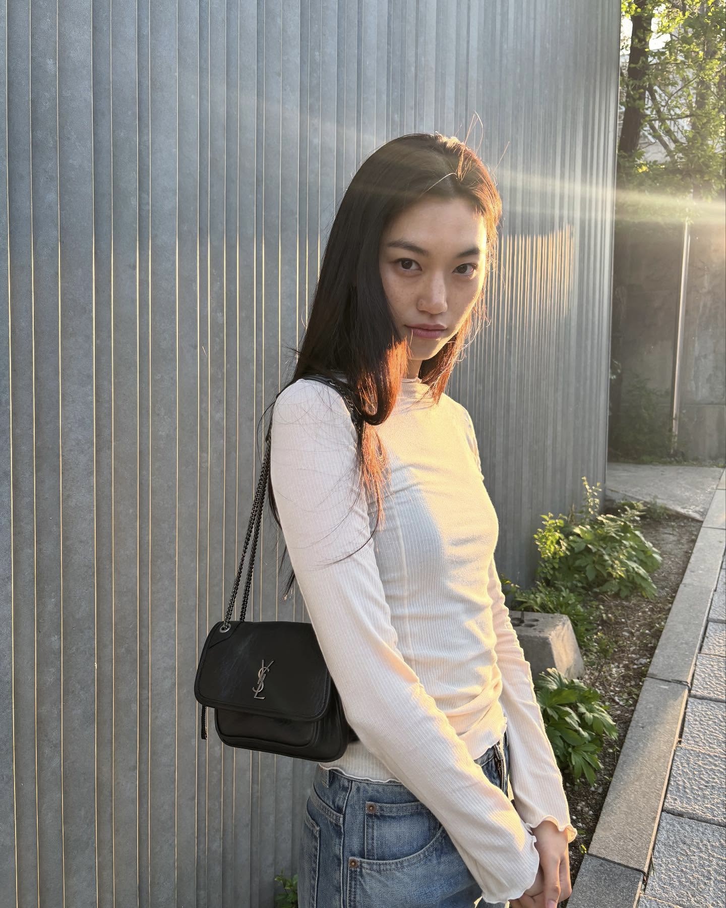 미니멀리즘의 정석❣️ 트렌드세터가 사랑하는 명품 미니백 리스트📋👛 지금 확인하세요   명품 미니백 4종을 스타일별로 모아 봤습니다.  1. 입생로랑 니키 미니, 270만 원대 김도연이 든 미니백은 빈티지한 질감의 가죽에 무광 로고 장식, 체인 스트랩이 더해져 시크하고 세련된 무드를 완성합니다. 화이트 티셔츠와 청바지를 매치해 자연스러운 꾸안꾸 스타일을 연출했습니다.   2. 발렌티노 가라바니 포터 패브릭 미니 숄더백, 270만 원대 손예진이 착용한 가방은 개성 있는 디자인과 디테일이 돋보이며, 탈부착 가능한 스트랩으로 투웨이 연출이 가능합니다. 점프수트와 매치해 귀여움을 한층 강조하고, 캐주얼 룩에 포인트를 더해 트렌디한 감각을 완성했습니다.  3. 셀린느 클래식 트리옹프 백, 550만 원대 수지가 든 가방은 브랜드의 아이코닉한 로고와 미니멀한 쉐입이 특징으로, 매끈한 카프스킨 소재가 고급스러움을 더해줍니다. 맨투맨과 조거 팬츠에 매치해 세련된 미니멀한 캐주얼룩을 연출했습니다.  4. 펜디 바게트 미니백, 350만 원대 안유진이 착용한 이 가방은 전면 플랩 FF 마그네틱 클로저와 309개의 톤온톤 매크로 탑스티치가 돋보이는 미니멀 디자인이다. 올 화이트 룩에 가방과 같은 컬러의 스카프를 더해 룩의 밸런스를 맞추고, 청량하면서 세련된 무드를 완성했습니다. 이미지