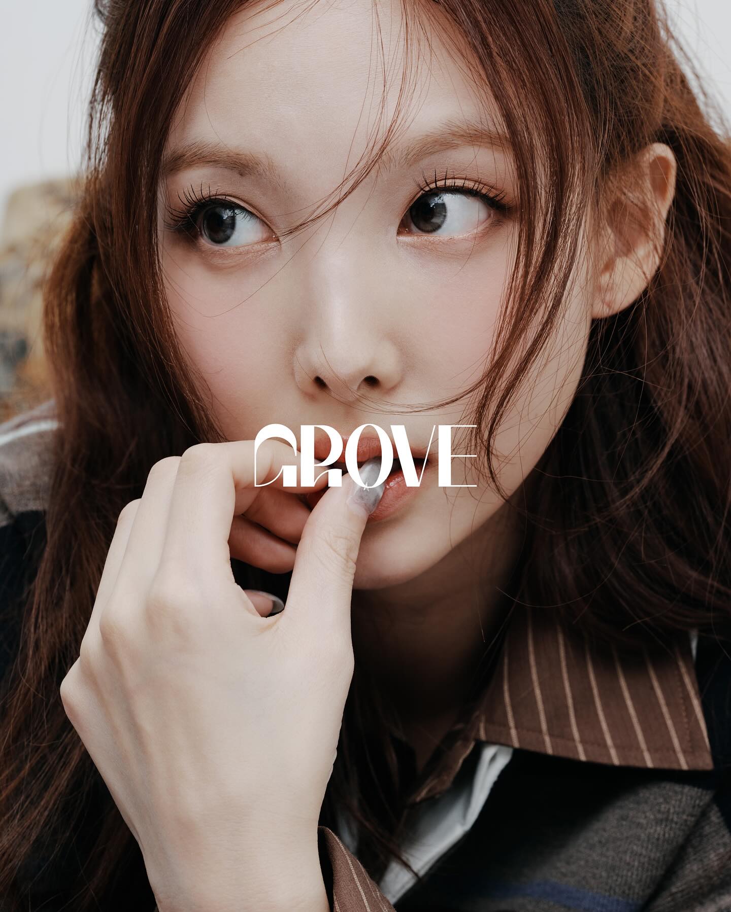 러블리 나연 x 그로브 캠페인🤎🐰
따라하고 싶은 가을룩🍁그로브 x 나연 25FW @저장해 #광고

그로브와 나연의 러블리한 25FW 주목하세요.

트와이스 나연이 그로브(GROVE) 25FW 캠페인 ‘Love Rove’에 함께했습니다. 25SS에 이어 두 번째로 호흡을 맞춘 나연은 특유의 밝고 경쾌한 매력으로 클래식한 감도를 한층 높였습니다.

이번 컬렉션은 사랑을 주제로 클래식에 러블리 무드를 더했습니다. 프레피와 아가일 체크 포인트, 핑크 포인트 스타일링이 특징이며, 탈부착형 레이어링으로 다양한 연출이 가능해 실용성까지 전합니다.

8월 29~30일 성수동 팝업스토어에서는 전 제품이 온라인 발매 전 미리 공개됩니다. 공간 연출은 마치 컬렉션 속으로 걸어온 듯 꾸며져 시즌 감성과 메시지를 직접 경험하게 하며 현장 구매도 가능합니다. 이미지4