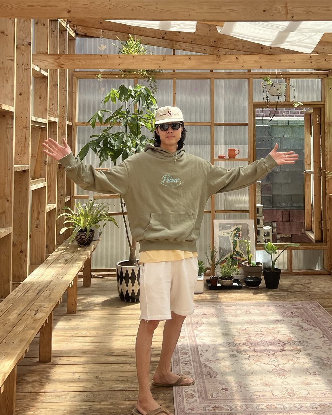 이제는 가을을 대비해야 하는 시기
색다른 후드티, 어디 없을까? 멋을 완성해 줄 아이템 3가지✨
입추가 지나 선선해지고 있는 요즘, 슬슬 후드티가 필요한 때죠. 옷 잘 입는 형님들의 코디와 그들이 고른 아이템을 정리해봤습니다.
1. 갤러리 디파트먼트 복싱 머치 후드
복싱 글러브와 로고 포인트와 색이 바랜 듯한 워싱을 더해 레트로 무드를 살린 후드티입니다. 배우 변요한은 밝은 톤의 후디에 강렬한 레드 쇼츠를 매치해 감각적인 애슬레저 스타일을 선보였습니다.
2. 새티스파이 소프트셀 후디
새티스파이의 소프트셀 원단을 사용해 좋은 착용감을 제공하는 아이템입니다. 가수 수호는 시그니처 탈부착 케어 라벨로 포인트를 주었고, 바랜 듯한 페이드는 데님 워싱과 자연스럽게 맞물려 빈티지한 스트릿 무드를 완성했습니다.
3.사운즈 굿 프린스 후디
올리브 컬러 바탕에 대비되는 색상의 자수 디테일이 돋보이는 사운즈 굿의 후디입니다. 배우 이종원은 올리브의 인접색인 옐로 컬러 티셔츠를 레이어드하고, 나머지 아이템을 화이트 계열로 맞춰 편안한 분위기를 연출했습니다. 이미지6