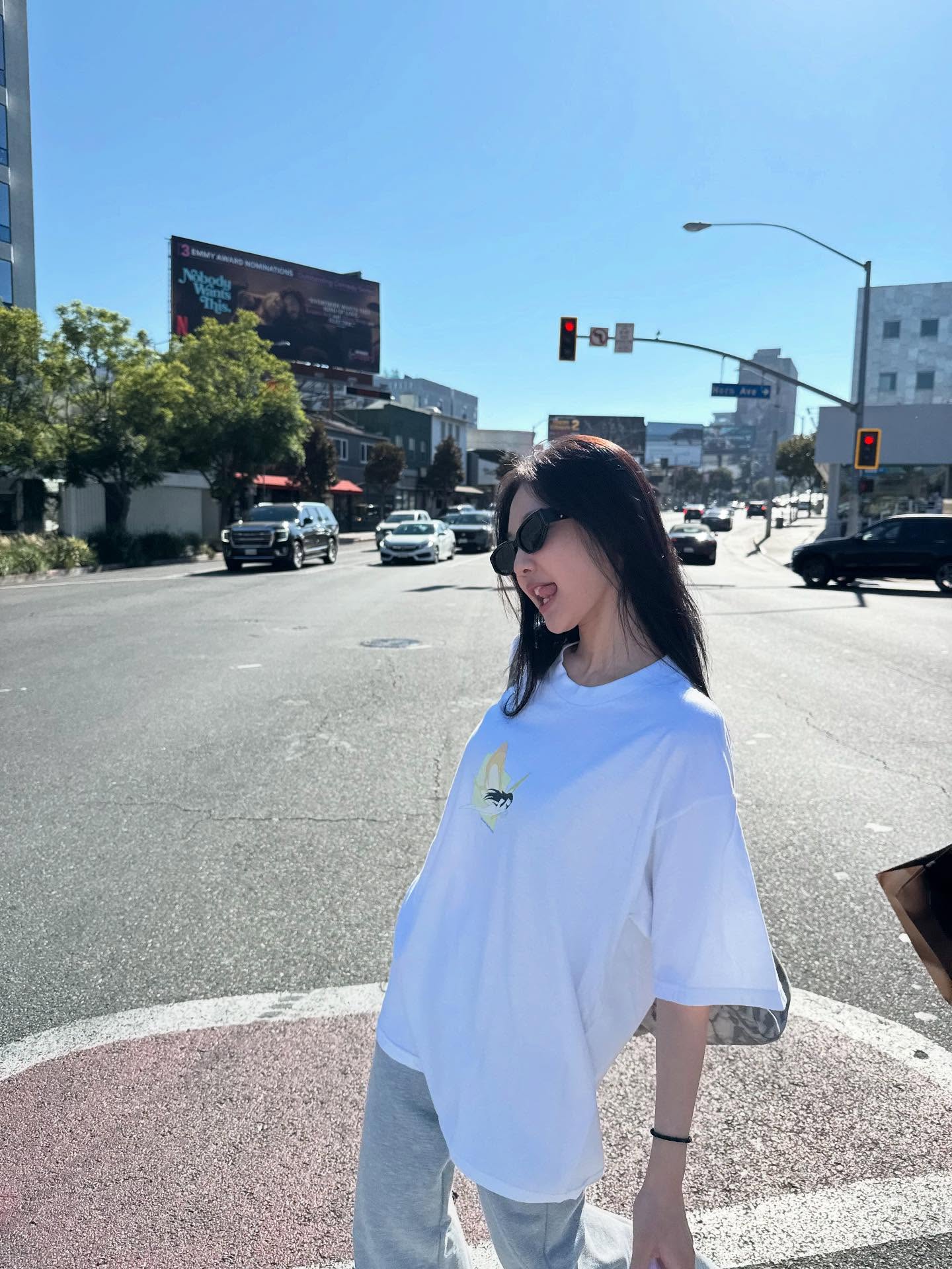 따라하기 쉬운 반팔티 전문가🧚🏻‍♀️😎 닝닝 언니 일상 속 티셔츠는 무엇?🗂️따라하고 싶은 것들 4가지  최근 일상룩 모음을 보여준 닝닝, 꿀템들을 메모하세요.  1. 사이파이 판타지 모스 걸 티셔츠 화이트 코튼 위에 노란빛 날개를 단 페어리 프린트가 시선을 끕니다. 오버사이즈 핏을 멜란지 스웨트 팬츠와 매치해 편안하면서도 경쾌한 데이타임 스트릿룩을 연출했습니다.  2. 발렌티노 아카이브 프린트 반소매 티셔츠 아이보리 톤에 흑백 아카이브 포토가 시선을 사로잡습니다. 루즈한 핏에 허리를 드러내고 블랙 팬츠로 Y2K 감성을 더했으며, 골드 메두사 디테일의 베르사체 선글라스로 세련된 포인트를 완성했습니다.  3. 컬러 그래픽 프린트 티셔츠 화이트 코튼 위에 인물 사진과 붉은 레터링이 가득 채워져 강렬한 시선을 끕니다. 루즈핏이 자연스럽게 흐르며, 긴 생머리와 스모키 메이크업이 프린트의 팝한 무드를 배가시킵니다.  4. 베트멍 I’m Not Doing Shit Today 티셔츠 워싱 블랙 코튼 위에 레터링이 유머러스한 무드를 더합니다. 루즈핏에 블랙 팬츠로 톤을 맞추고, 화이트 스니커즈로 경쾌한 대비를 주어 무심한 듯 완성도 있는 스트릿룩을 완성했습니다. 이미지