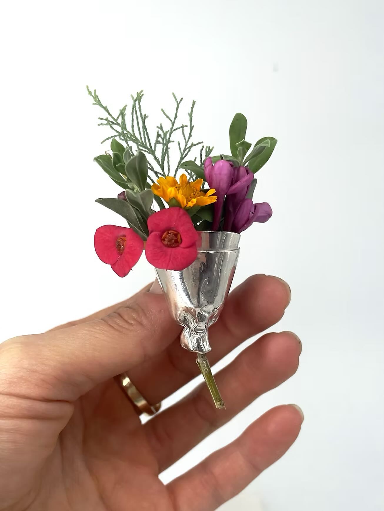 작은 꽃다발 품고💐❤️가을 준비해
꽃을 품는 작은 정원 포인트🩶레나 부케 브로치를 주목하세요.

꽃을 품은 실버 디테일, 일상 속 우아함을 강렬히 해보세요.

Tel-Aviv에서 시작된 Rena Jewelry는 ‘착용하는 예술’을 지향하는 핸드메이드 주얼리 브랜드입니다. 자연과 일상에서 영감을 받아 925 스털링 실버로 정교하게 완성한 작품들을 선보입니다.

부케 브로치는 작은 꽃다발을 모티브로 한 아이템으로, 약 25mm 크기와 8.5g의 무게로 가볍지만 강렬한 존재감을 지닙니다. 옷 위에 꽂는 순간 광택과 입체적 꽃 디테일이 스타일에 깊이를 더합니다.

한정 제작으로 소장가치가 높은 부케 브로치는 격식 있는 자리에서는 세련된 마무리로, 일상에서는 개성을 표현하는 포인트로 사랑받습니다. 이 아이템은 시간이 지나도 변치 않는 매력을 전합니다. 이미지2