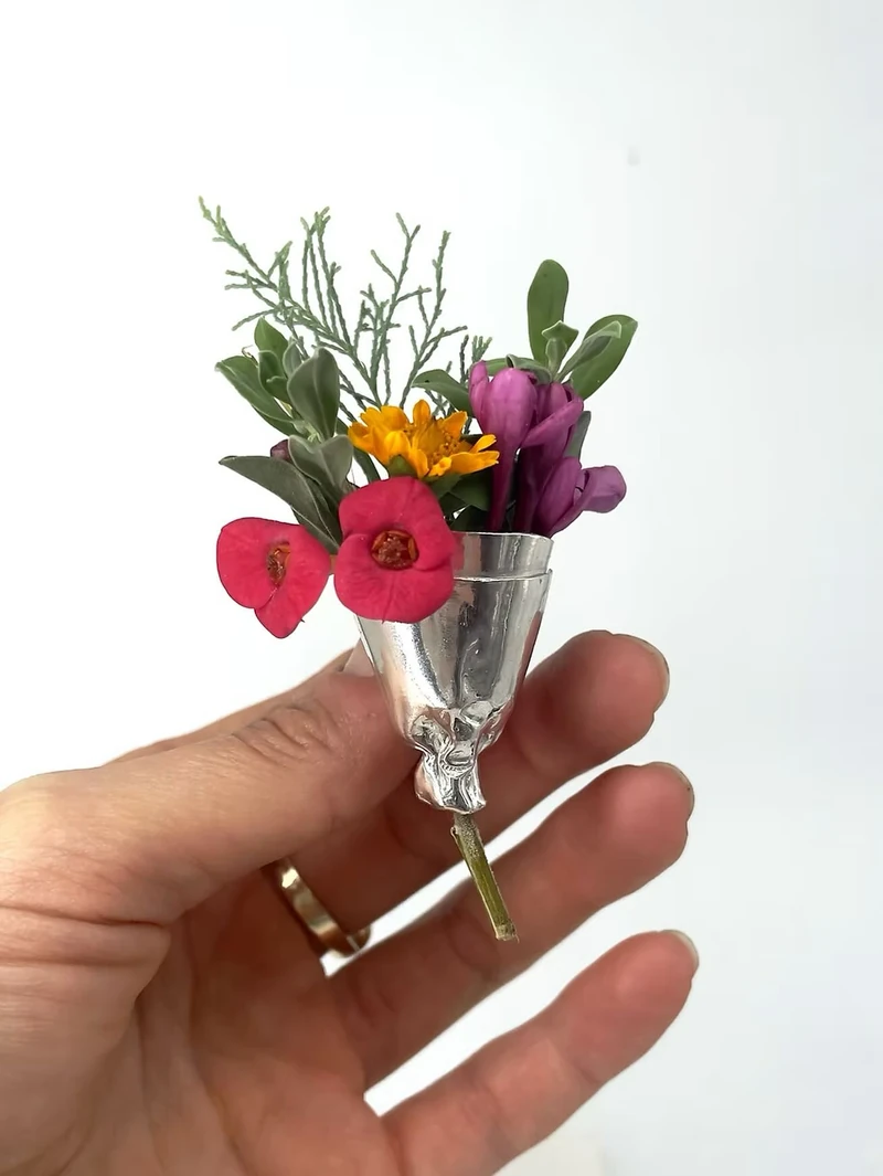 작은 꽃다발 품고💐❤️가을 준비해
꽃을 품는 작은 정원 포인트🩶레나 부케 브로치를 주목하세요.
꽃을 품은 실버 디테일, 일상 속 우아함을 강렬히 해보세요.
Tel-Aviv에서 시작된 Rena Jewelry는 ‘착용하는 예술’을 지향하는 핸드메이드 주얼리 브랜드입니다. 자연과 일상에서 영감을 받아 925 스털링 실버로 정교하게 완성한 작품들을 선보입니다.
부케 브로치는 작은 꽃다발을 모티브로 한 아이템으로, 약 25mm 크기와 8.5g의 무게로 가볍지만 강렬한 존재감을 지닙니다. 옷 위에 꽂는 순간 광택과 입체적 꽃 디테일이 스타일에 깊이를 더합니다.
한정 제작으로 소장가치가 높은 부케 브로치는 격식 있는 자리에서는 세련된 마무리로, 일상에서는 개성을 표현하는 포인트로 사랑받습니다. 이 아이템은 시간이 지나도 변치 않는 매력을 전합니다. 이미지2