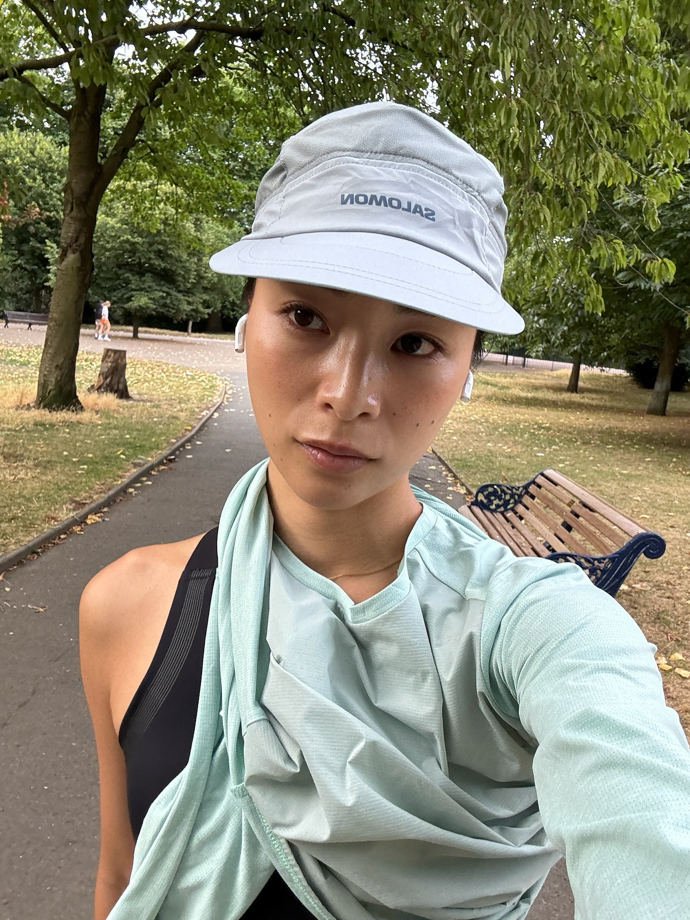 나태지옥에 빠진게 아니었다?!🔥
사쿠라코 언니처럼 러닝캡 있으면🏃🏻‍♀️💜잘 달릴거같아..

사쿠라코가 애정하는 기능성 러닝캡 4종을 소개합니다.

1. 살로몬 UNI 다이나믹 러닝 캡
경량성과 통기성이 뛰어난 살로몬 UNI 다이나믹 러닝 캡은 땀을 빠르게 건조해줍니다. 사쿠라코는 블랙 톱과 민트 아우터, 혹은 다크 톤 티셔츠에 라이트 그레이 캡을 더해 러닝 룩에 선명한 대비감을 완성했습니다.

2. 소어 러닝 런 캡
소어 런 캡은 초경량 소재와 레이저 컷 통풍 디테일로 러닝 시 체온을 안정적으로 유지합니다. 사쿠라코는 블랙 중심의 러닝 웨어에 카키빛 캡을 매치해 절제된 무드 속 은은한 포인트를 더하며 도시적인 러너의 감각을 보여주었습니다.

3. ON 러닝 퍼포먼스 캡
ON 퍼포먼스 캡은 레이저 통풍구와 흡습 밴드가 장거리 러닝에도 쾌적함을 제공합니다. 사쿠라코는 화이트 윈드브레이커와 퍼플 쇼츠를 매치해 모노톤과 포인트 컬러의 조화를 살렸습니다. 이어링과 워치로 러닝 웨어를 세련되게 완성했습니다.

4. 살로몬 세이크아웃 캡
살로몬 세이크아웃 캡은 러닝 후에도 땀과 열을 빠르게 배출해 편안함을 이어갑니다. 사쿠라코는 러닝 직후에도 이 캡을 착용해 흐트러짐 없는 실루엣을 유지했습니다. 기능적 안정감과 스타일리시한 마무리를 모두 보여주는 애프터 러닝 아이템입니다. 이미지