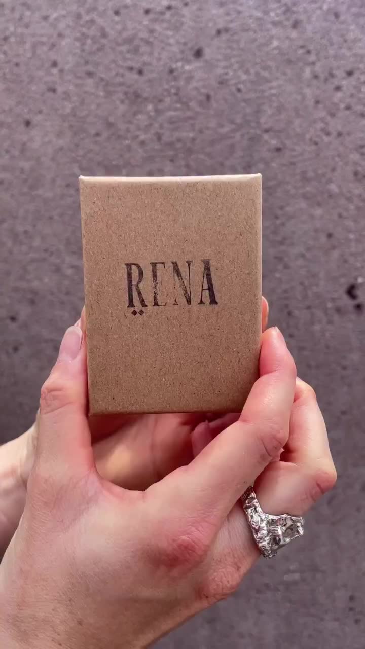 작은 꽃다발 품고💐❤️가을 준비해 꽃을 품는 작은 정원 포인트🩶레나 부케 브로치를 주목하세요.  꽃을 품은 실버 디테일, 일상 속 우아함을 강렬히 해보세요.  Tel-Aviv에서 시작된 Rena Jewelry는 ‘착용하는 예술’을 지향하는 핸드메이드 주얼리 브랜드입니다. 자연과 일상에서 영감을 받아 925 스털링 실버로 정교하게 완성한 작품들을 선보입니다.  부케 브로치는 작은 꽃다발을 모티브로 한 아이템으로, 약 25mm 크기와 8.5g의 무게로 가볍지만 강렬한 존재감을 지닙니다. 옷 위에 꽂는 순간 광택과 입체적 꽃 디테일이 스타일에 깊이를 더합니다.  한정 제작으로 소장가치가 높은 부케 브로치는 격식 있는 자리에서는 세련된 마무리로, 일상에서는 개성을 표현하는 포인트로 사랑받습니다. 이 아이템은 시간이 지나도 변치 않는 매력을 전합니다. 이미지