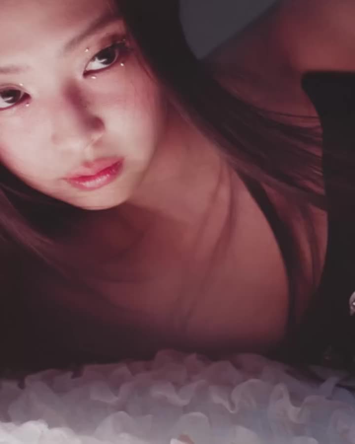 제니, 한국 그 자체를 입다🇰🇷🖤
서울관광 홍보 영상 속 드레스🦢르쥬 컬렉션 속 한국은 무엇일까?

2025년, 서울의 얼굴 제니. 그녀가 입은 르쥬 FW25 ‘미인’ No2 드레스는 영화 Mrs. Harris Goes to Paris의 여정에서 영감을 받아 서울로 이어진 스토리를 담아 도시와 패션을 하나로 묶었습니다.

이번 드레스는 한국 전통 금속공예 두석장의 장식을 쿠튀르 실루엣 위에 재해석한 작품입니다. 왕실 예술을 현대적으로 되살린 르쥬는 서울에서 과거와 현재가 교차하는 새로운 아름다움을 선보였습니다.

‘미인’ No2는 패션을 넘어 예술 세계로 확장됩니다. 1945년 8월 15일 되찾은 빛과 2025년 오늘 우리가 사는 현실 속에서 제니는 말합니다. “우리는 그날의 꿈이 실현된 오늘을 살고 있습니다.” 이미지