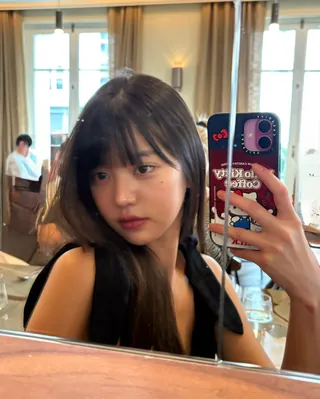그녀들 거셀 속 케이스 뭘까?🔍
장원영, 박규영, 레이가 선택한 폰케이스 브랜드 3가지📱🤳🏻
요즘 셀럽들이 취향을 표현하는 방법, 폰케이스를 소개합니다.
1. 케이스티파이 헬로키티 커피 케이스, 8만 원대
장원영이 선택한 케이스는 케이스티파이와 산리오의 협업 제품입니다. 헬로키티 커피 그래픽과 맥세이프 호환 기능으로 실용성까지 갖춘 아이템입니다. 레드와 블루 컬러로 룩에 포인트를 더할 수 있습니다.
2. 옥토버디 클래식 흡착 패드, 2만 원대
박규영과 차정원이 즐겨 쓰는 케이스는 옥토버디(Octo Buddy)입니다. 뒷면의 흡착 패드가 스마트폰을 매끄러운 벽면이나 거울 등에 붙일 수 있게 해줘 셀피와 브이로그 촬영에 실용적입니다.
3. 어반 소피스티케이션 더 푸퍼 케이스, 17만 원
레이가 사용하는 어반 소피스티케이션의 푸퍼 케이스는 브랏츠와의 한정판 컬렉션입니다. 푹신한 쿠션감과 상단의 토끼 귀 디자인이 포인트로, 방수 기능과 카메라 보호 설계로 실용성까지 갖춘 제품입니다. 이미지