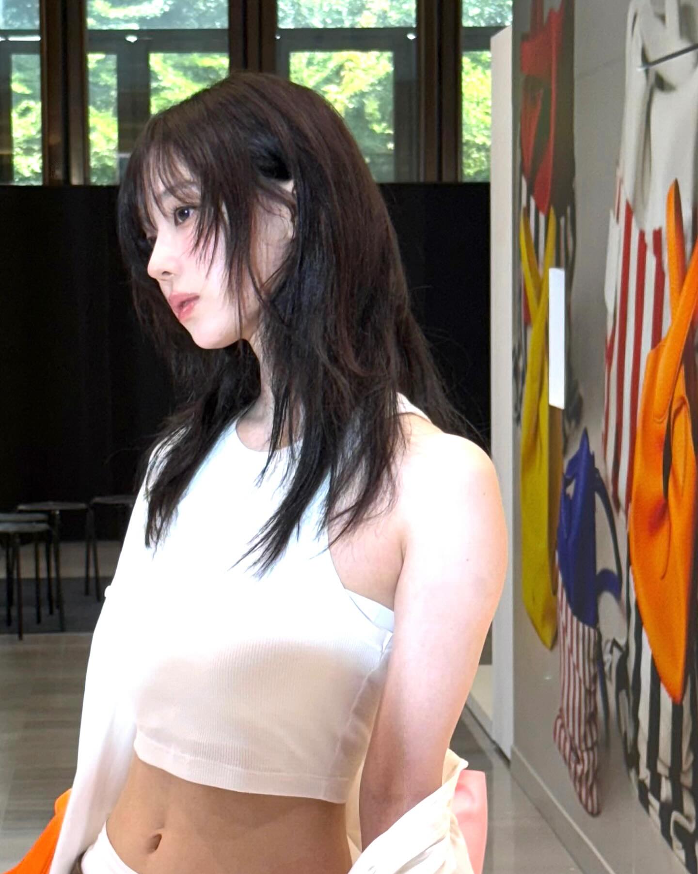 눈만 봐도 반할걸?🩵
자연스럽게 빛나는 눈매의 비밀, 여기 있어요✨

데일리부터 포인트까지, 꼭 맞는 컬러 렌즈 지금 소개해드릴게요.

1. 오렌즈 빅 글로이 그레이, 2만 원대
직경 13.6mm의 빅사이즈로 또렷한 눈빛 연출이 가능합니다. 톤업 하이라이트 패턴과 그라데이션 써클라인으로 깊이 있는 눈매 표현이 가능한 렌즈입니다.

2. 오렌즈 뮤즈 샤인 브라운, 2만 원대
직경 13.3mm의 렌즈로, 고발색 하이라이트와 뮤트톤 애쉬 브라운 컬러가 특징입니다. 웜·쿨 모두 착용 가능하며 채도감이 낮아 데일리로도 부담 없이 사용할 수 있는 렌즈입니다.

3. 하파크리스틴 빈 크리스틴 로우 브라운, 2만 원대
빈 크리스틴 로우 브라운은 직경 13.2mm의 렌즈로, 밝은 베이지 브라운 컬러입니다. 삼방향 하이라이트와 빛금 패턴으로 화사하고 선명한 눈빛을 연출할 수 있는 렌즈입니다. 이미지2