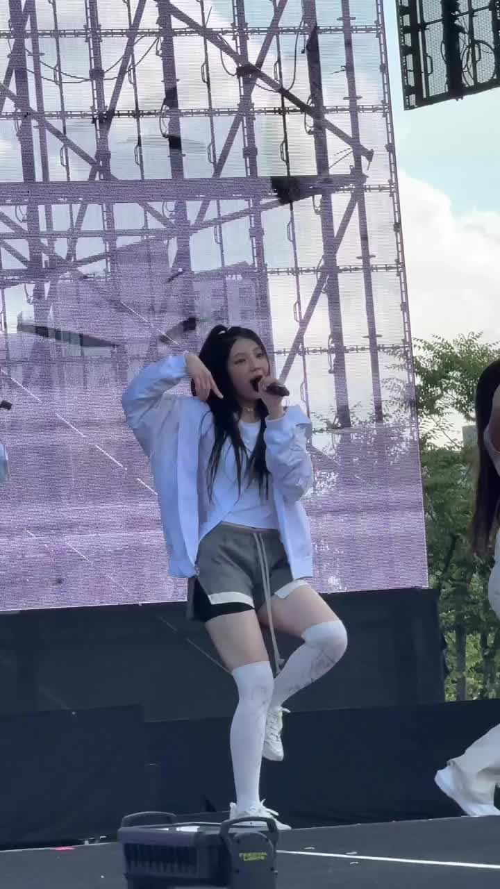 OUF 페스티벌 깜짝 등장🤍아일릿 이미지
